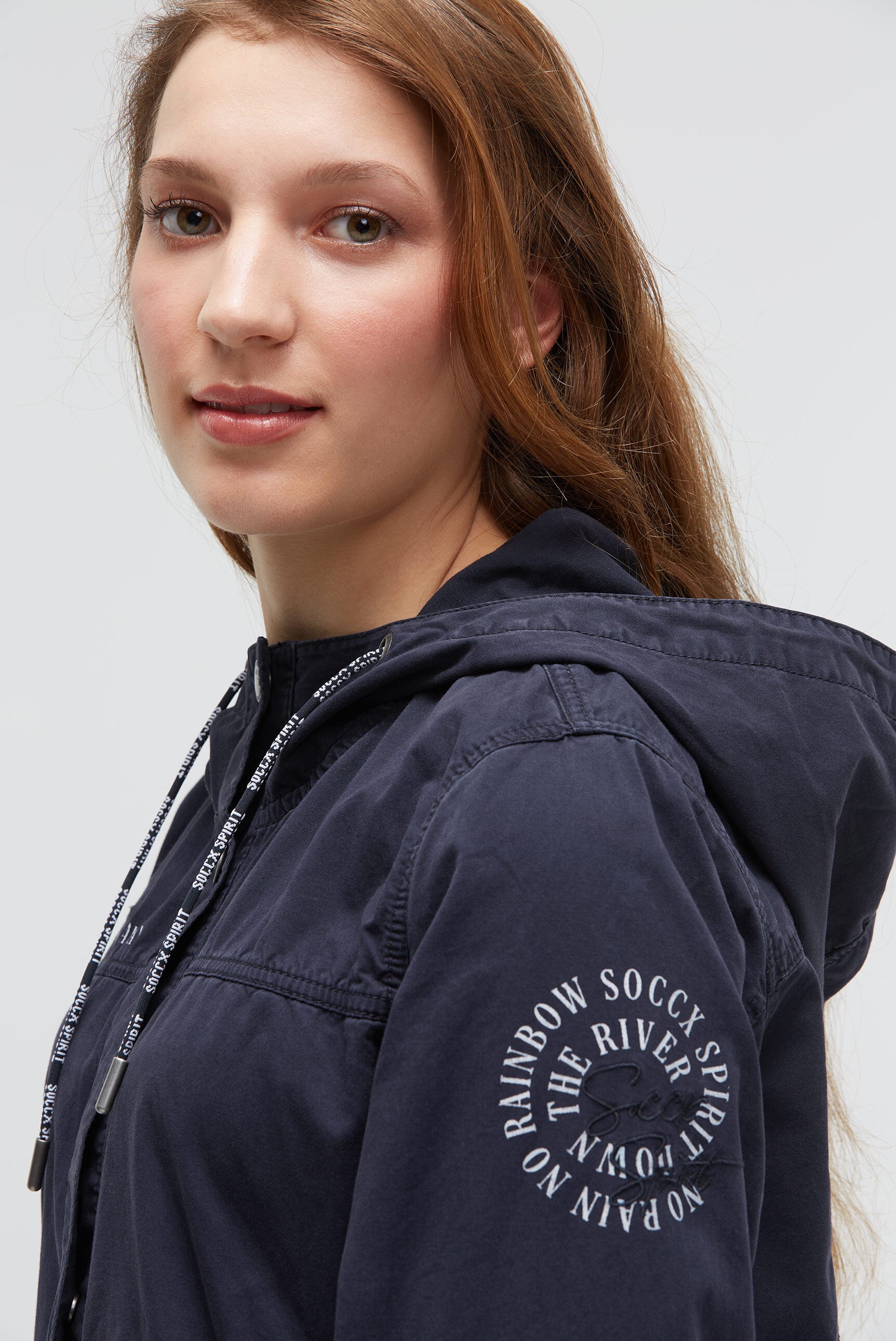 Krótka kurtka z kapturem i sznurkiem w dole - 4