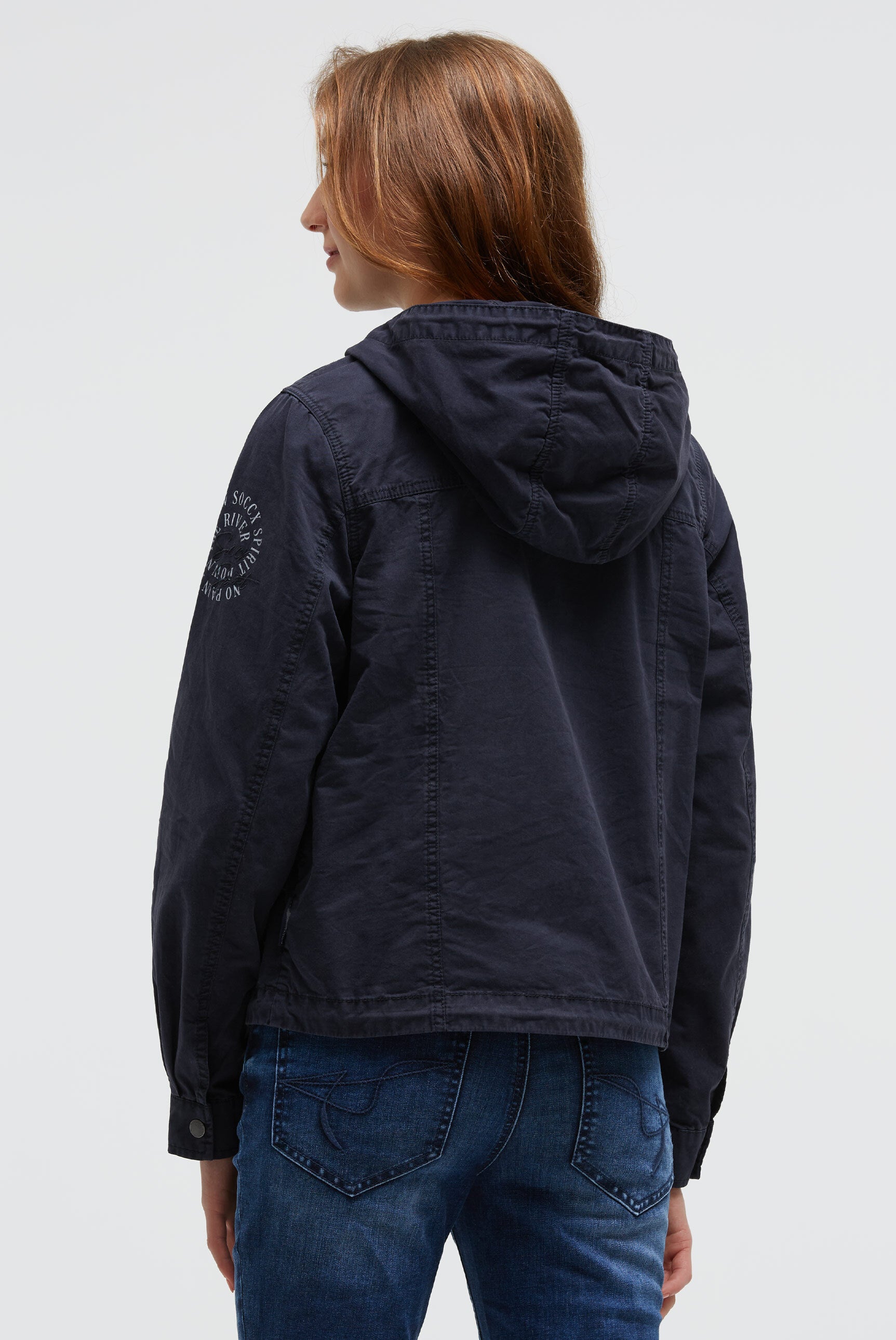 Krótka kurtka z kapturem i sznurkiem w dole - 5