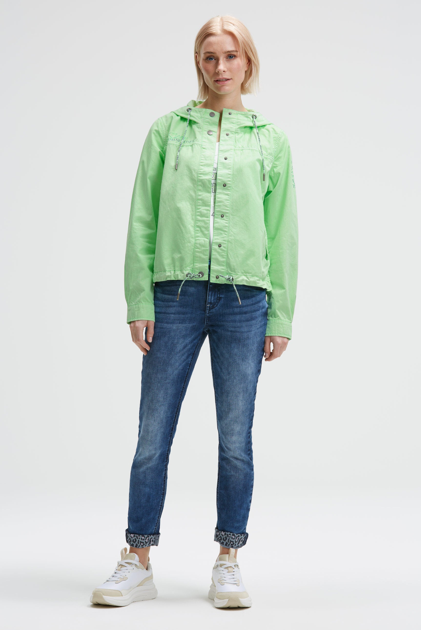 Krótka kurtka z kapturem i sznurkiem w dole - 3