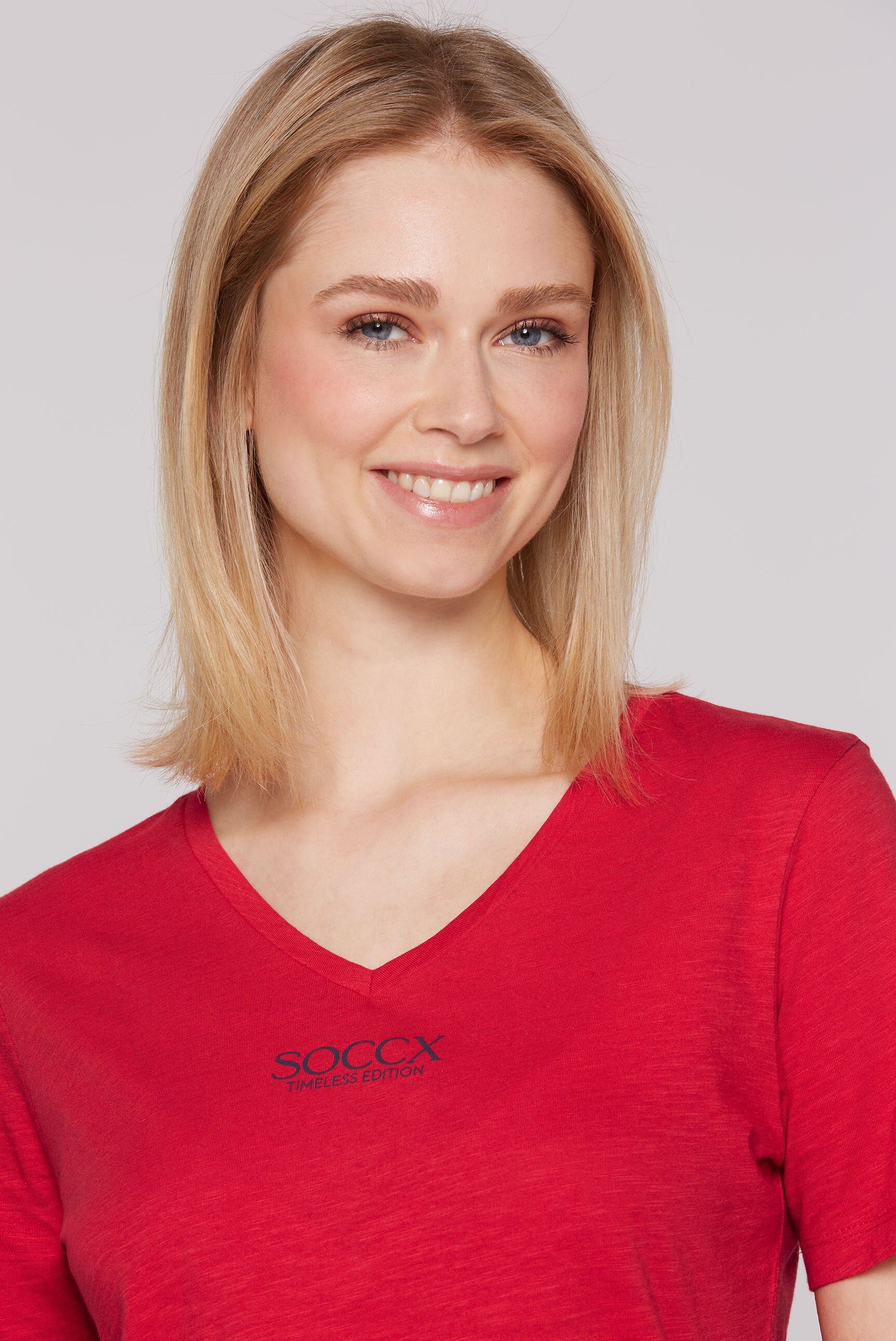 Podstawowa koszulka z dekoltem w serek i logo - 4