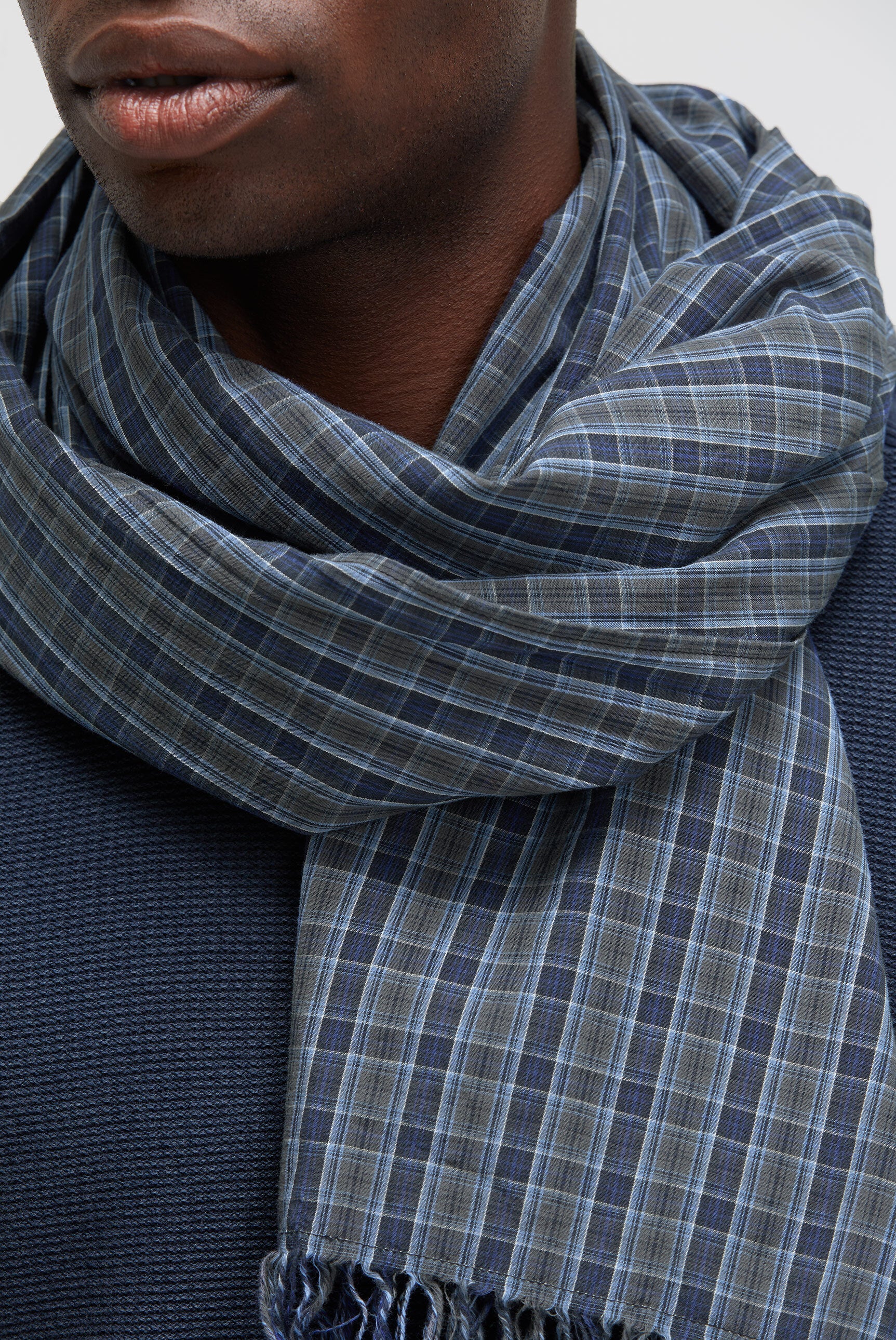 Szalik w kratę z delikatnej tkaniny