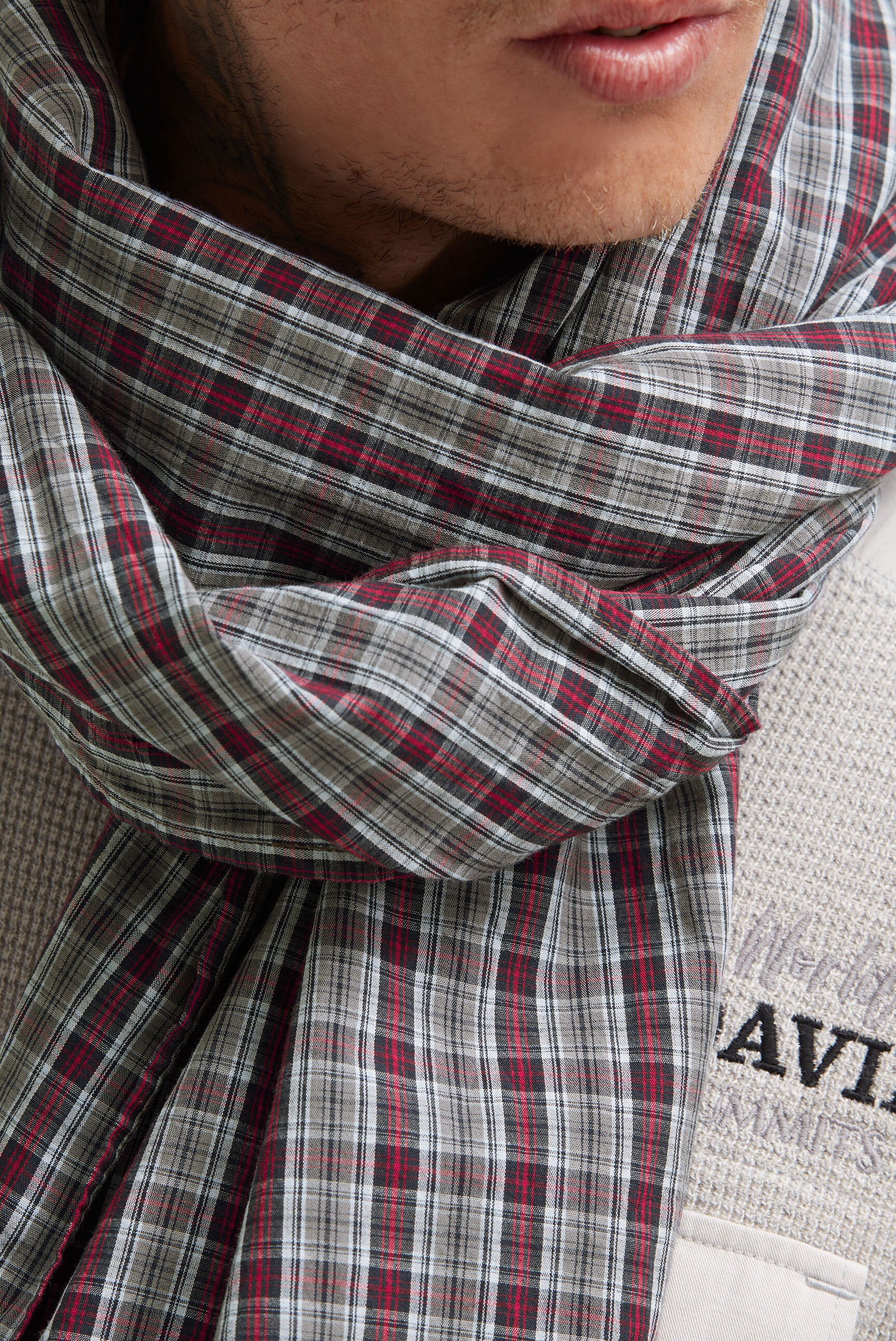 Szalik w kratę z delikatnej tkaniny - 3