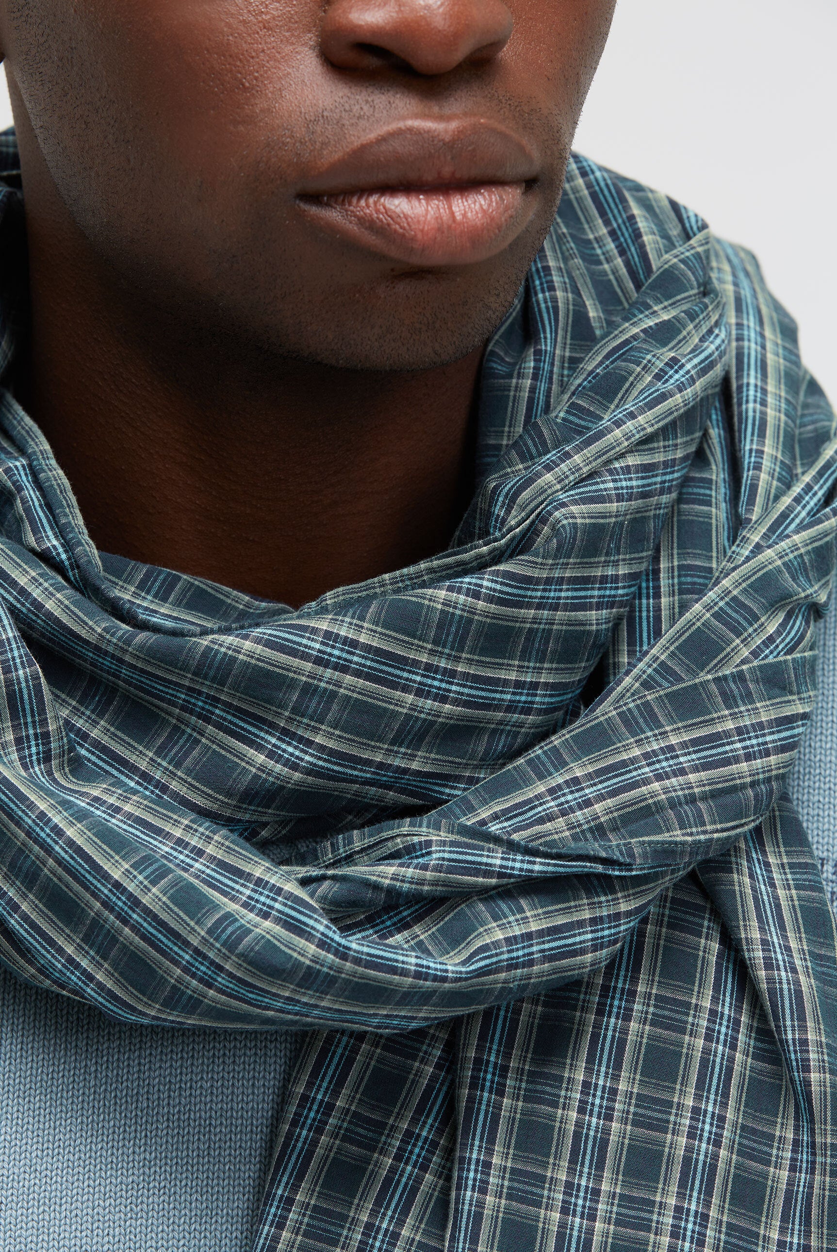 Szalik w kratę z delikatnej tkaniny - 3