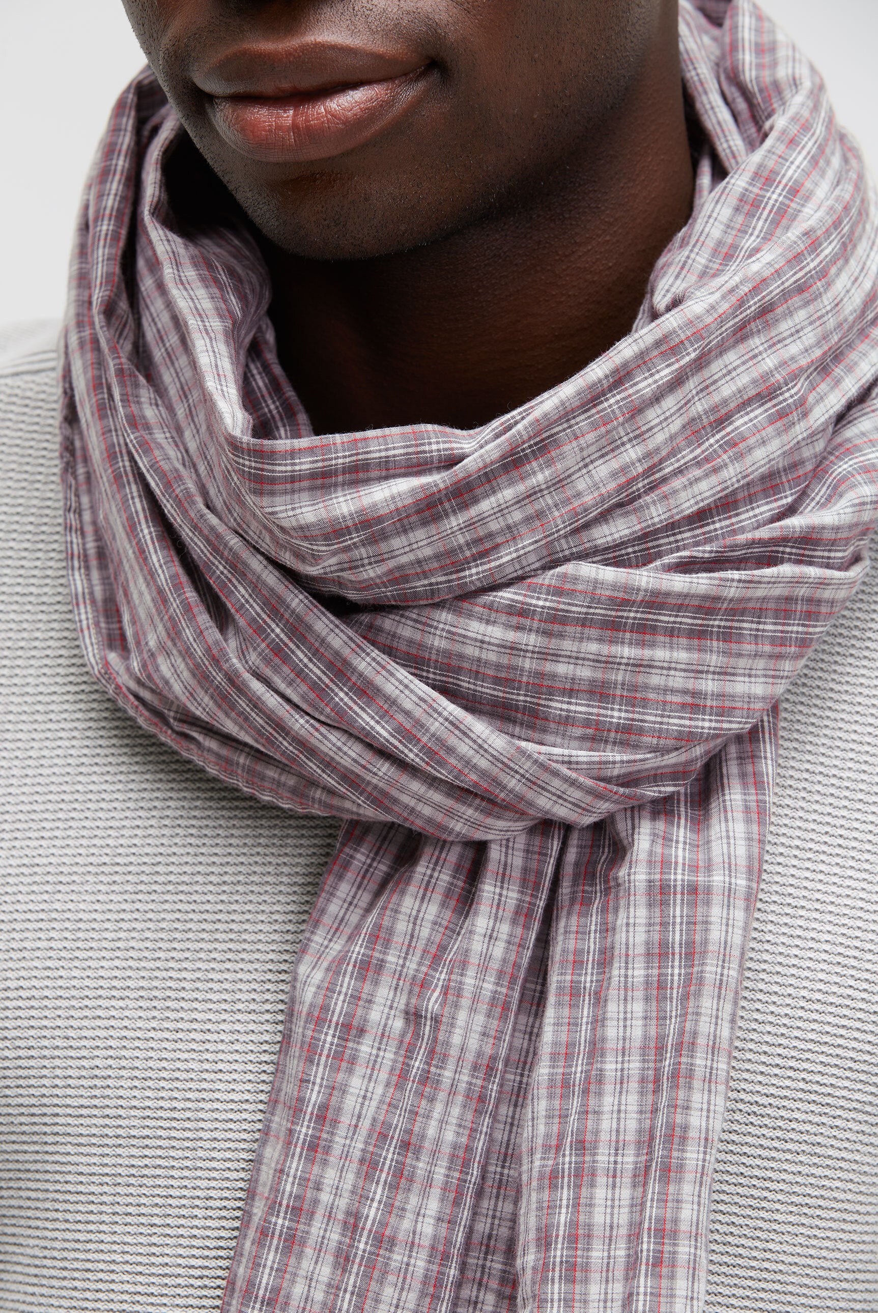 Szalik w kratę z delikatnej tkaniny - 3