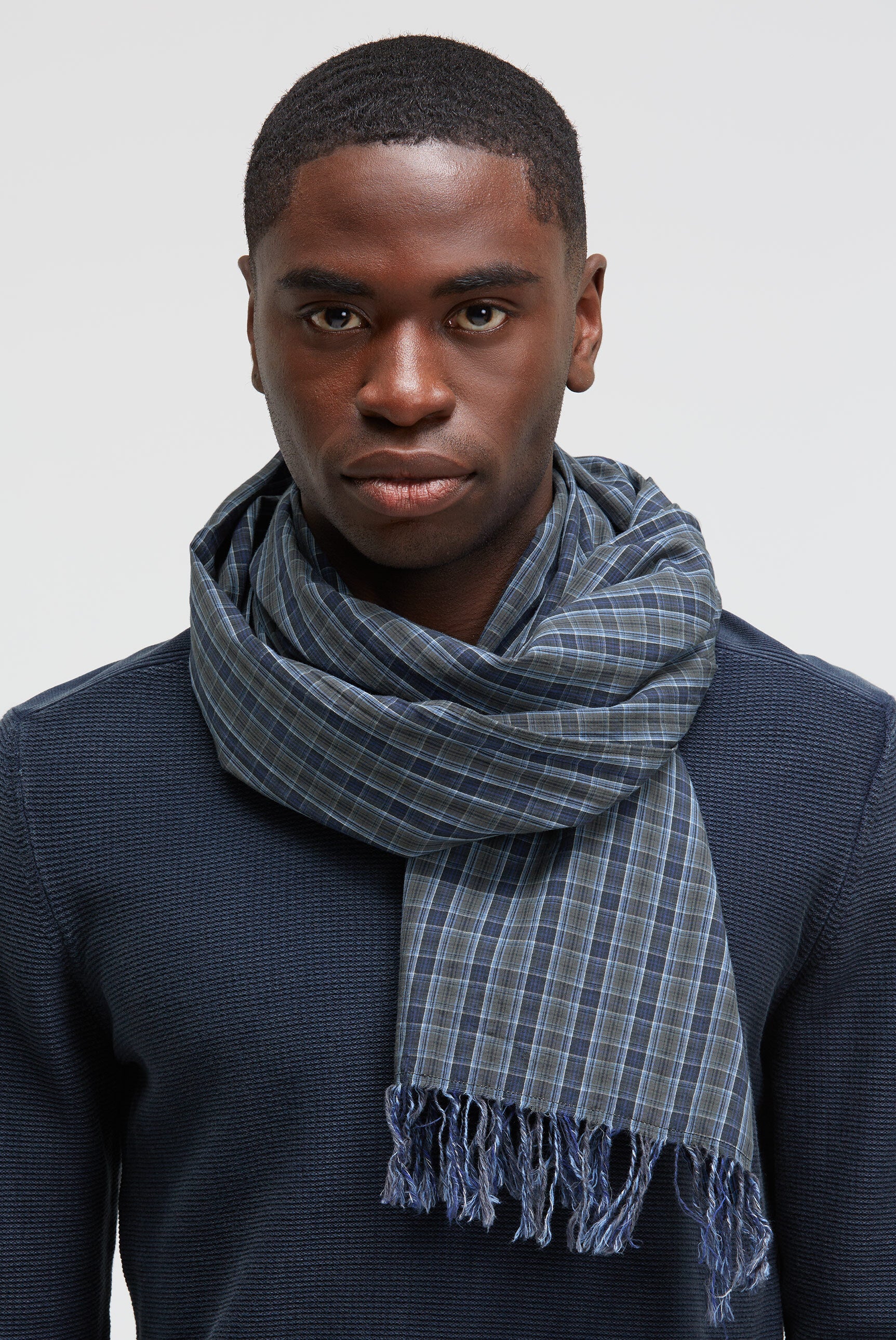 Szalik w kratę z delikatnej tkaniny