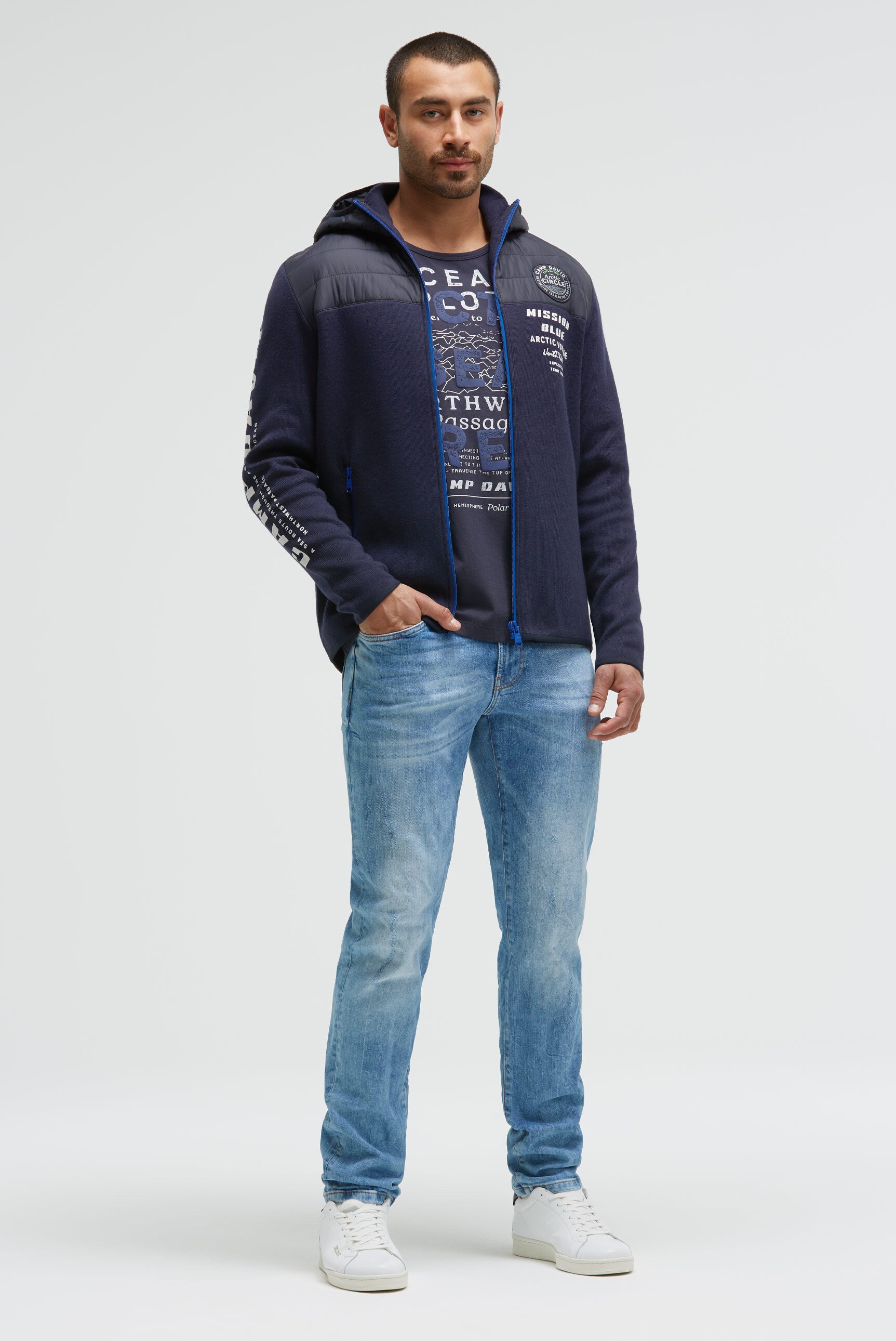 Sweter rozpinany z pikowaną kapturem i nadrukami z logo - 2