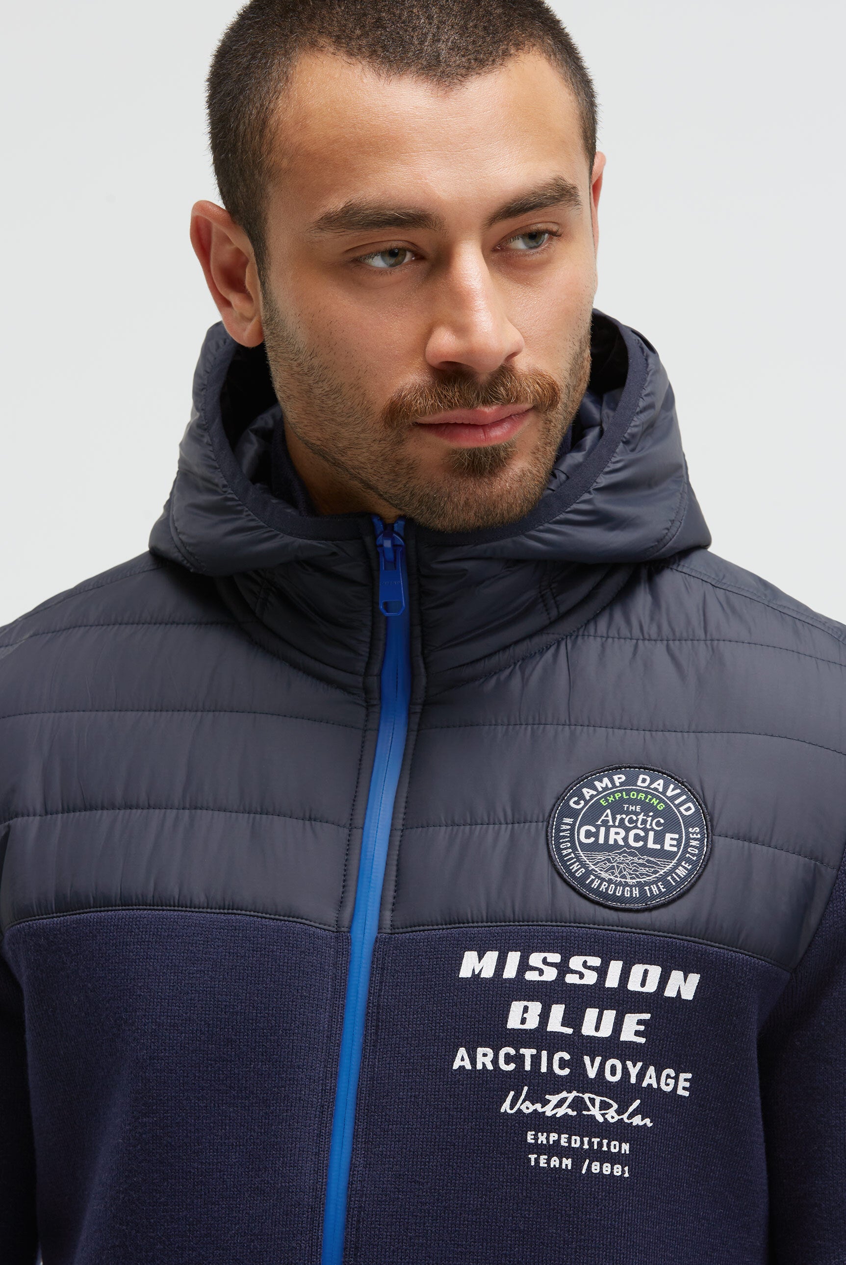 Sweter rozpinany z pikowaną kapturem i nadrukami z logo - 3