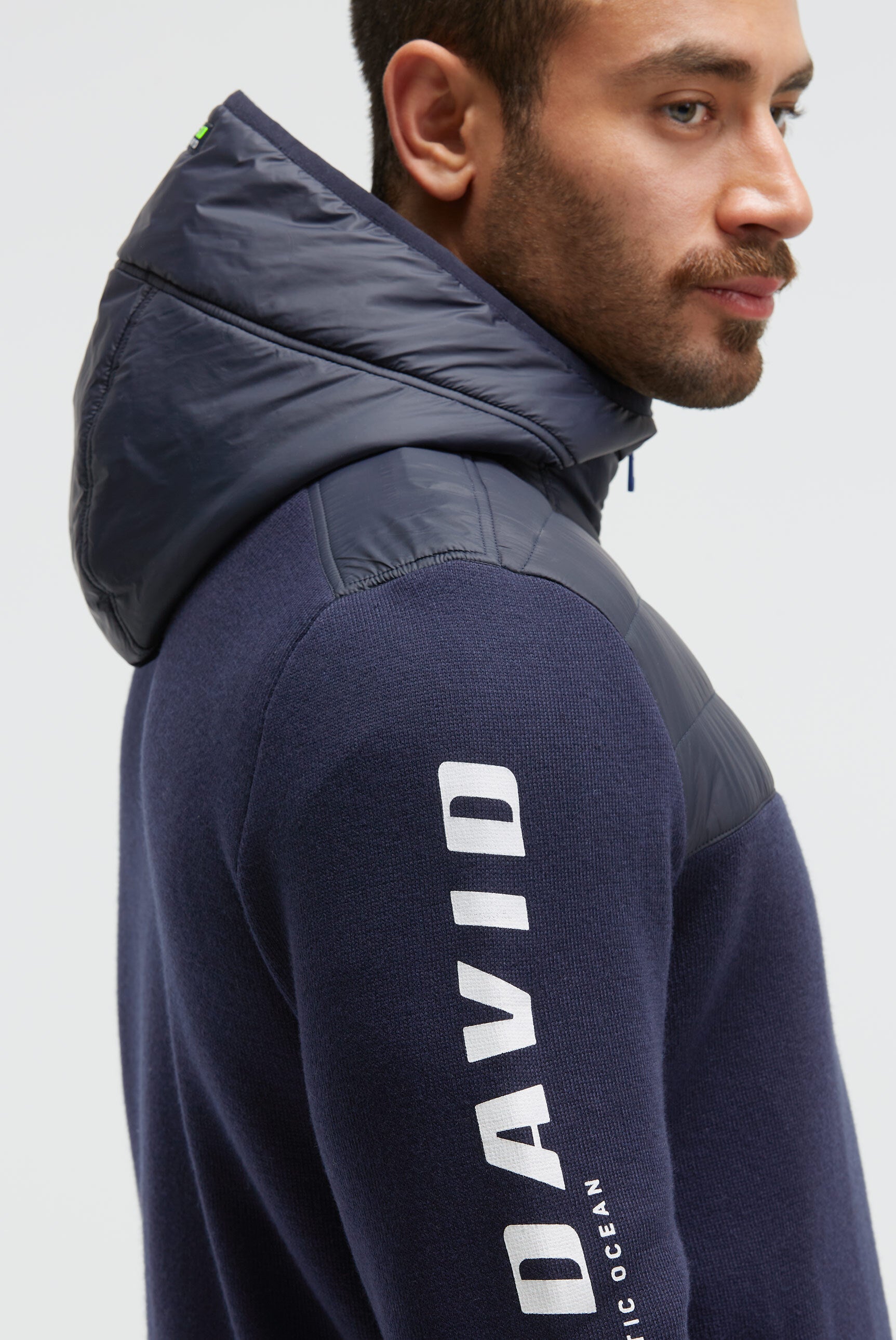 Sweter rozpinany z pikowaną kapturem i nadrukami z logo - 5