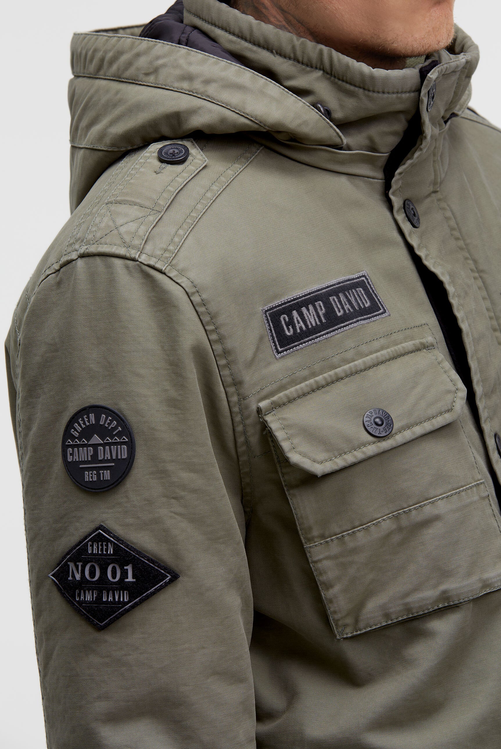 Wattierte Fieldjacket mit Klappentaschen und Kapuze