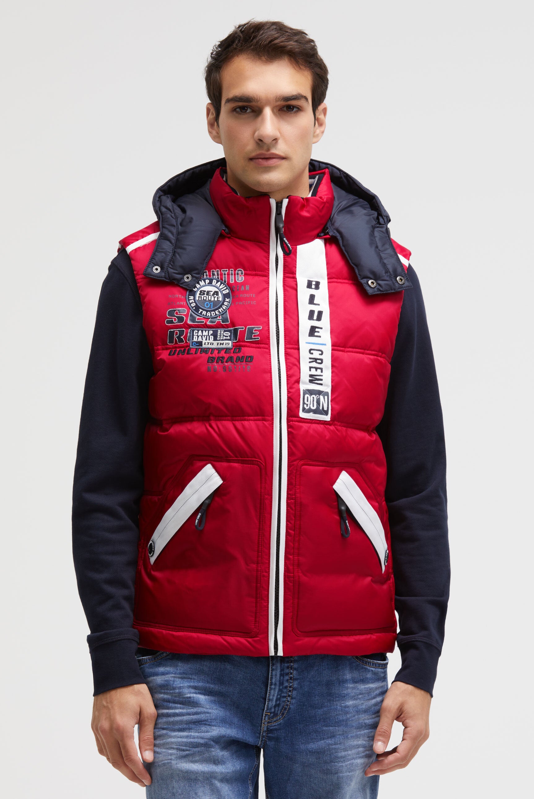 Pikowana kamizelka z taśmami, nadrukami i kapturem