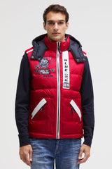 Pikowana kamizelka z taśmami, nadrukami i kapturem