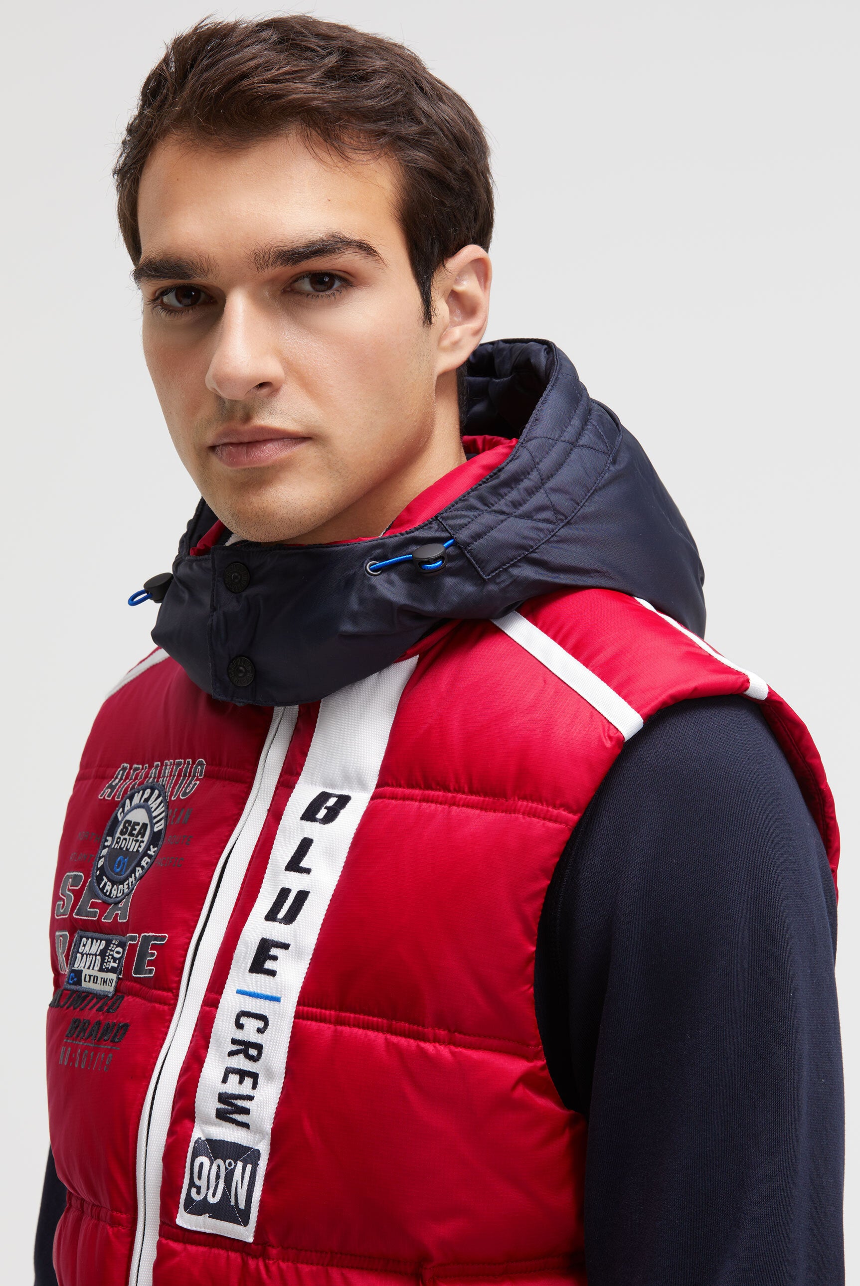 Pikowana kamizelka z taśmami, nadrukami i kapturem - 4