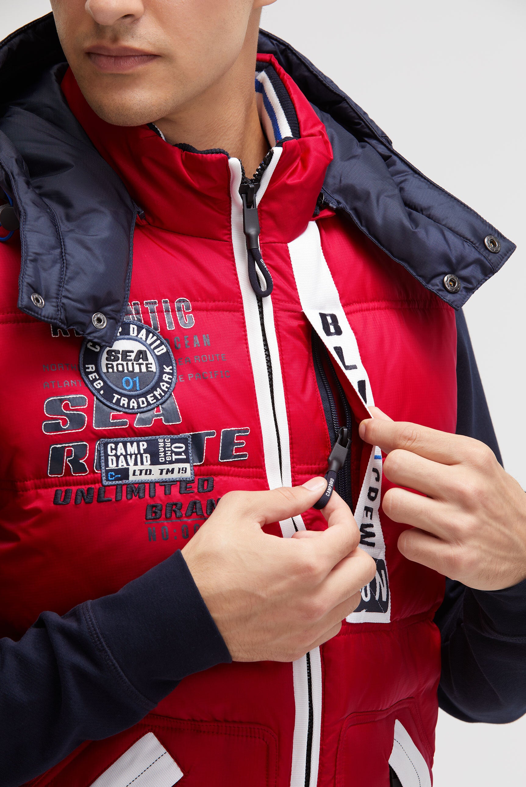 Pikowana kamizelka z taśmami, nadrukami i kapturem - 7