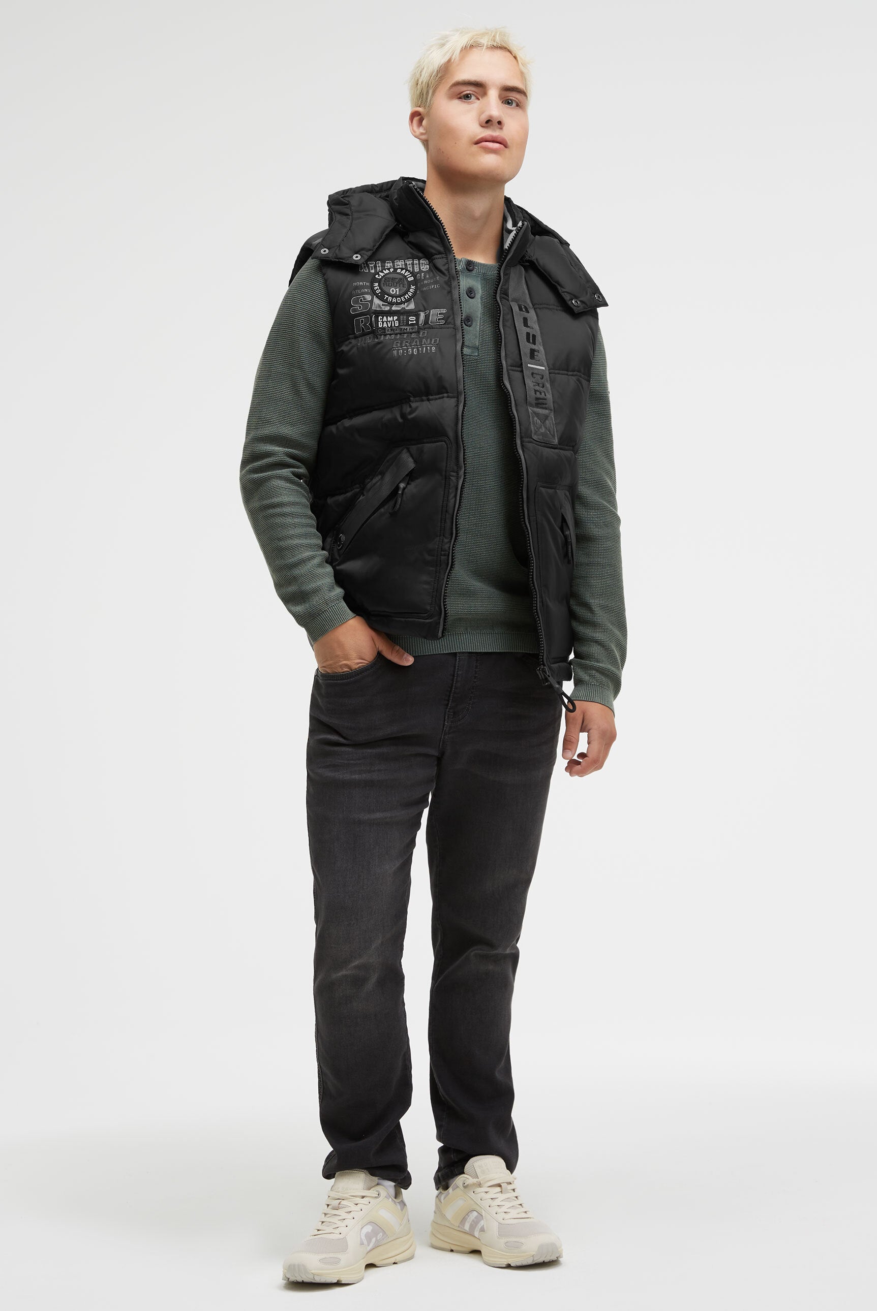 Pikowana kamizelka z taśmami, nadrukami i kapturem - 3