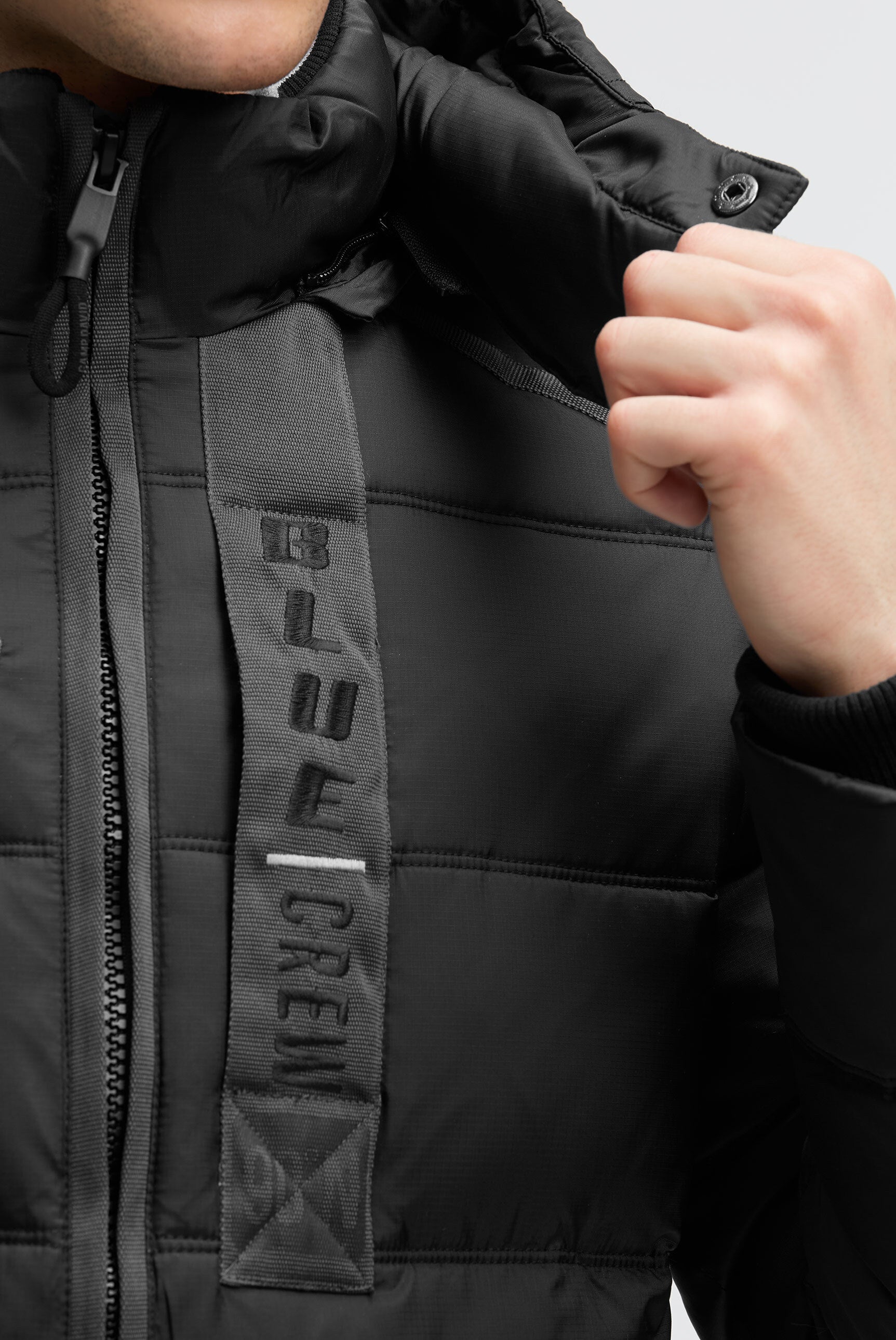 Lange Steppjacke mit Tapes, Patches und Kapuze