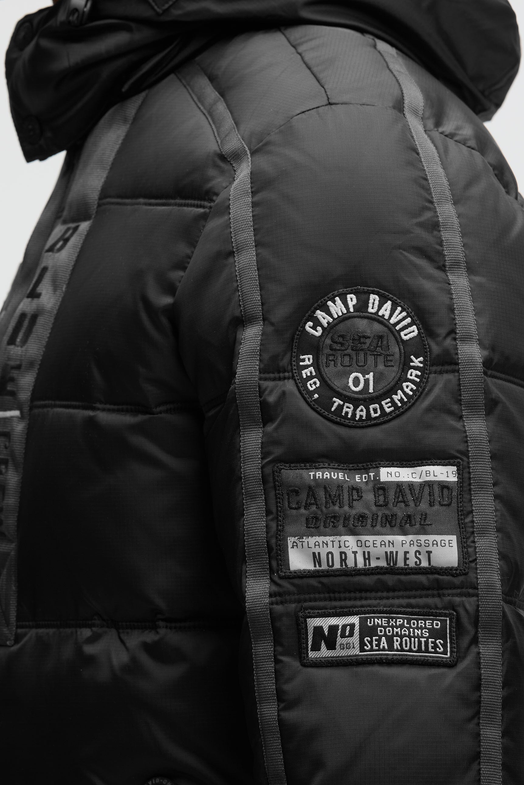 Długa pikowana kurtka z taśmami, naszywkami i kapturem - 7