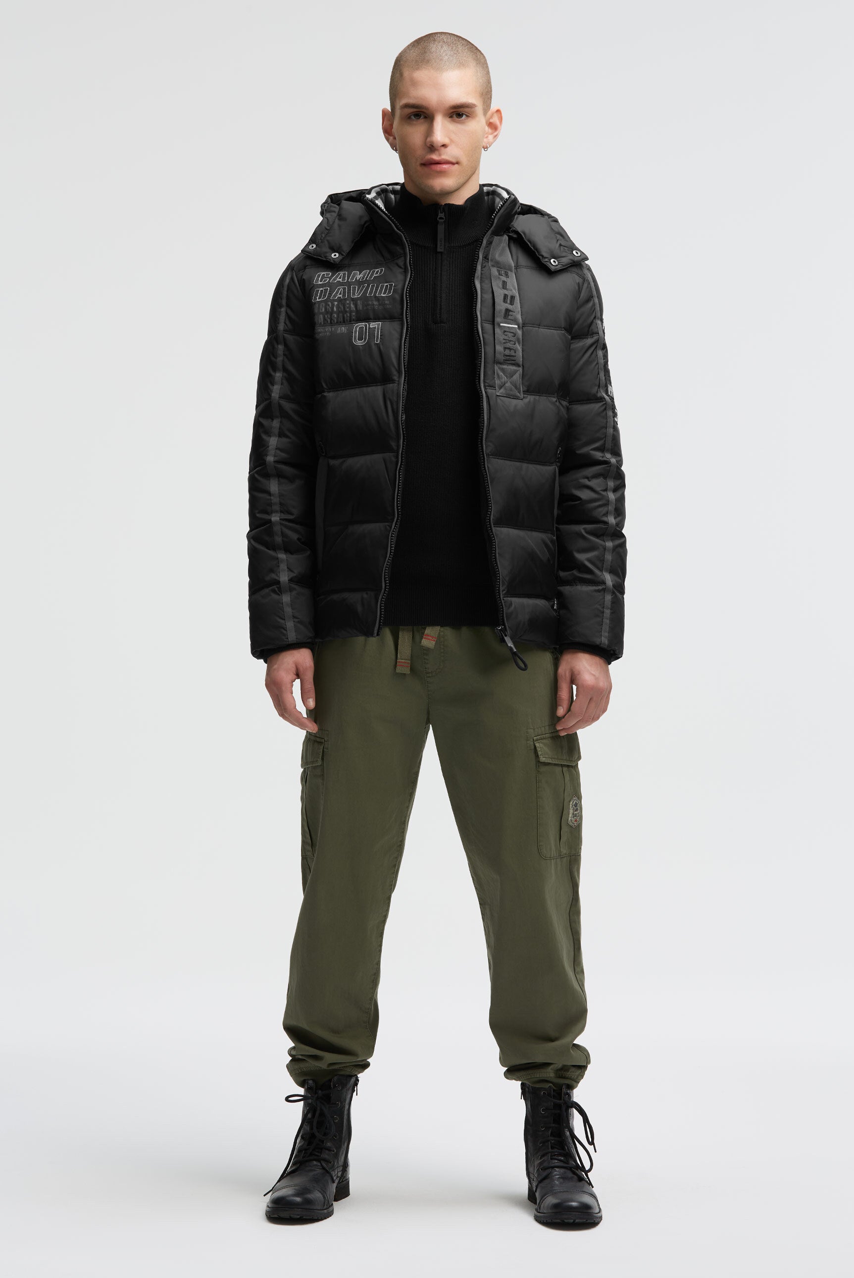 Lange Steppjacke mit Tapes, Patches und Kapuze