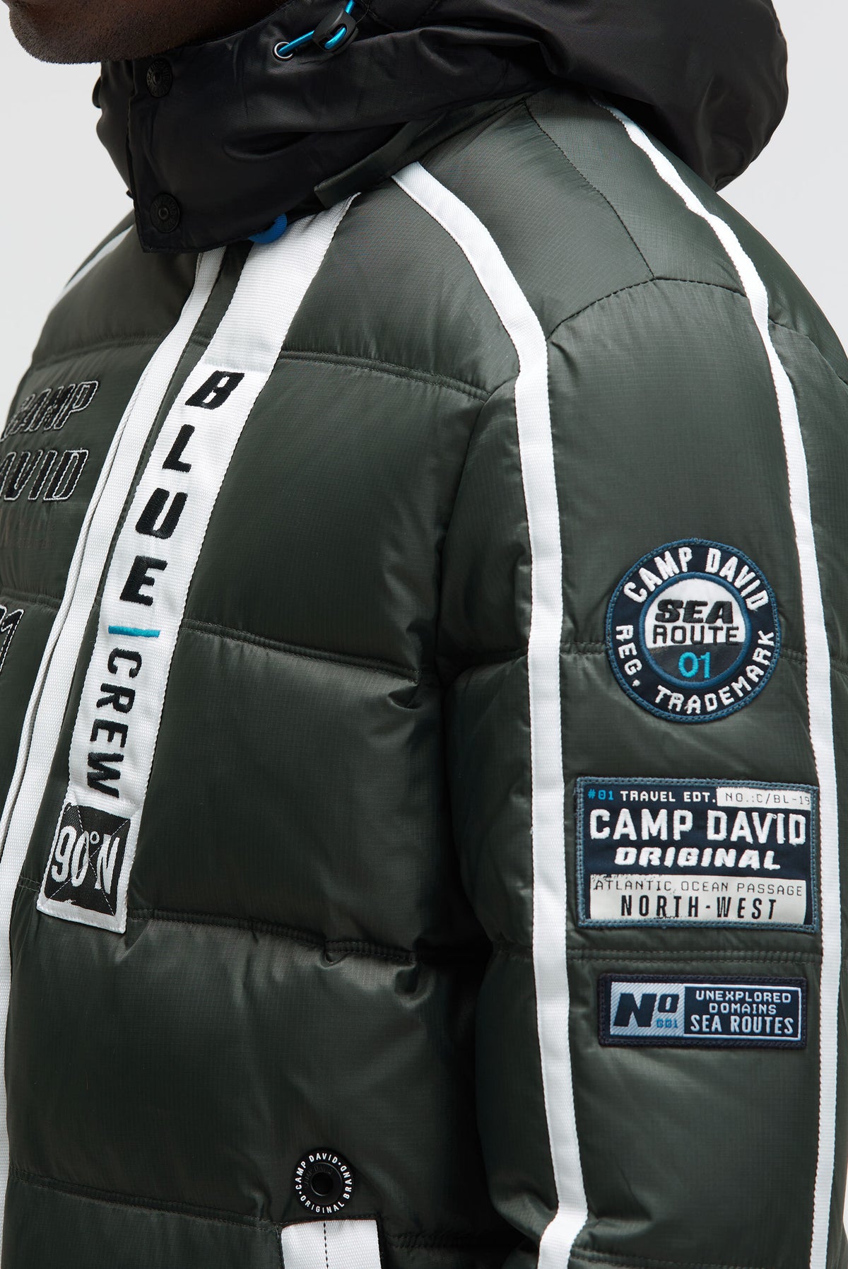 Lange Steppjacke mit Tapes, Patches und Kapuze dark forest