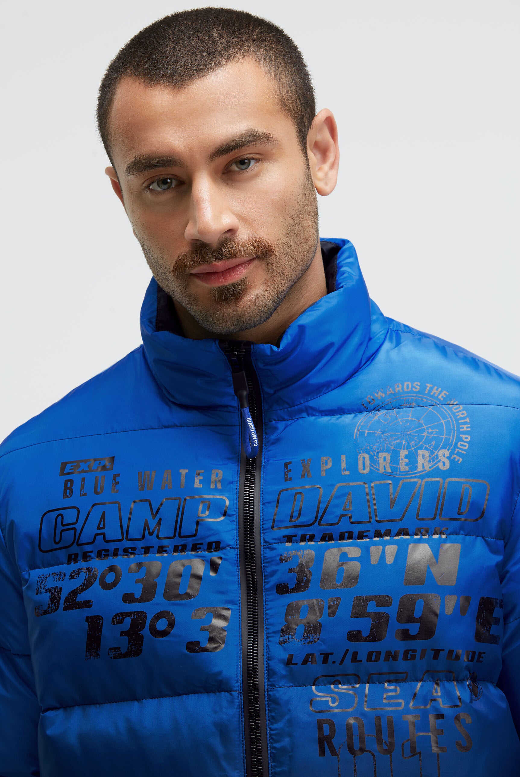 Pikowana kurtka z efektem dip-dye i nadrukami logo - 5