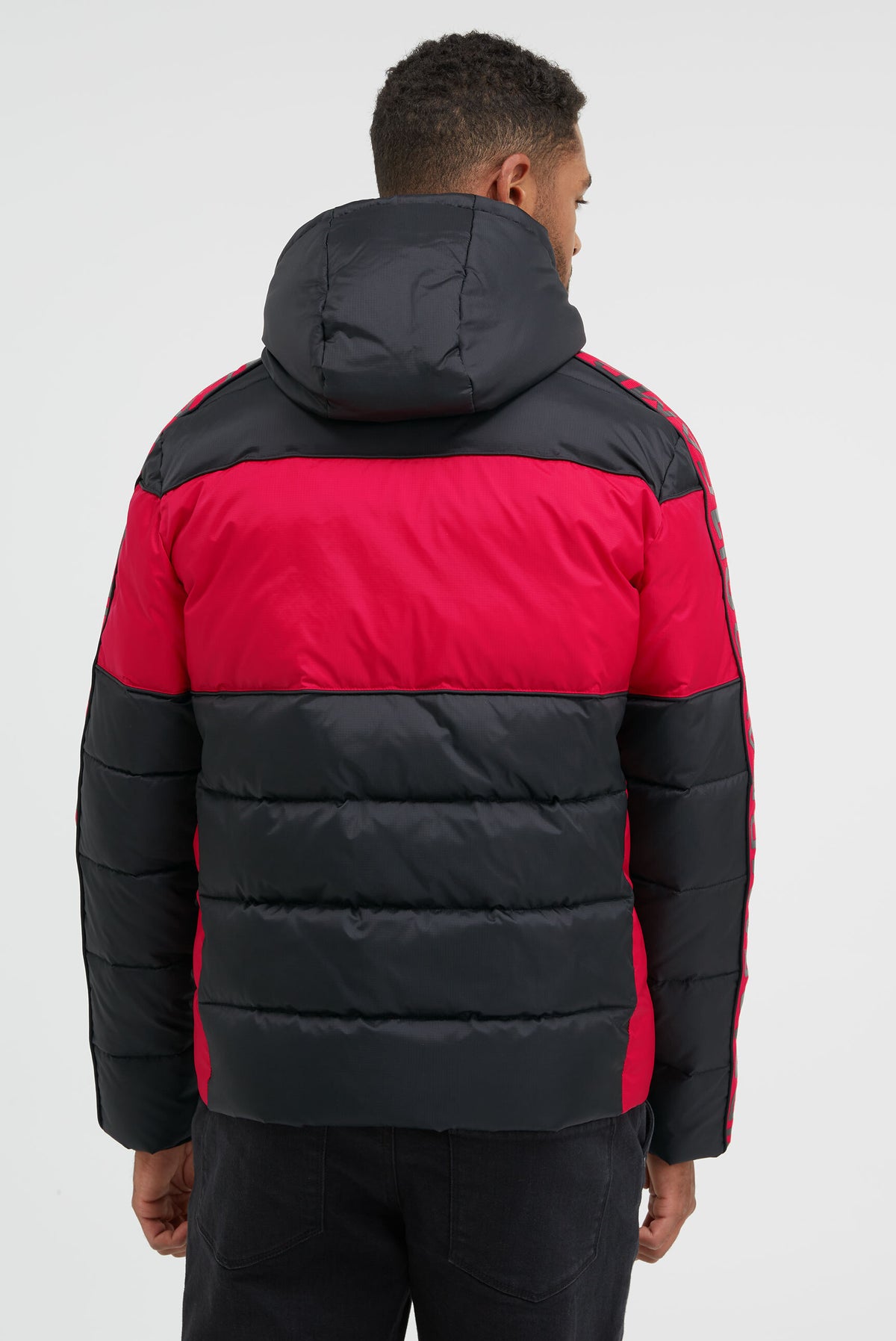 Steppjacke mit Colour-Blocking, Tapes, Artworks black