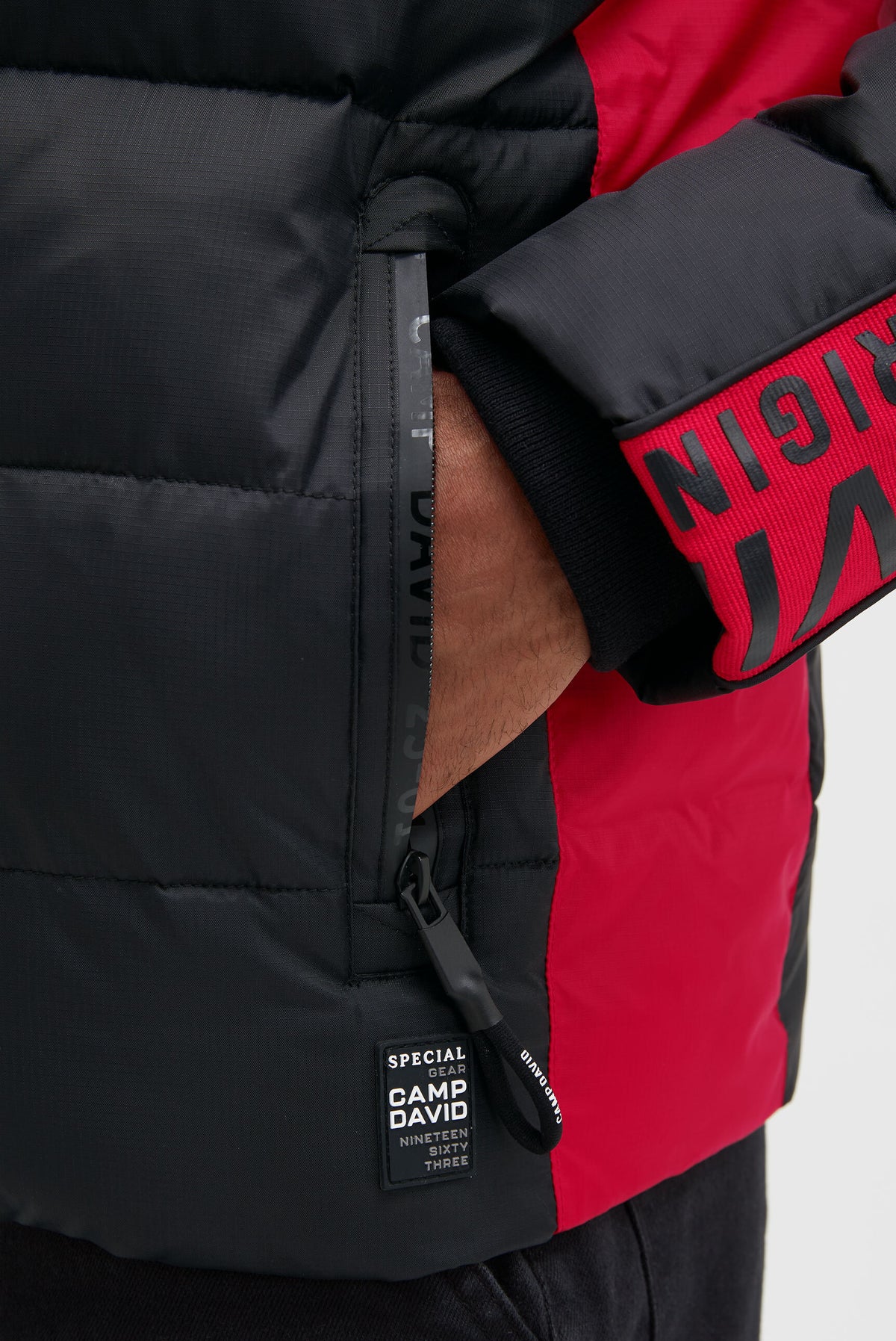 Steppjacke mit Colour-Blocking, Tapes, Artworks black