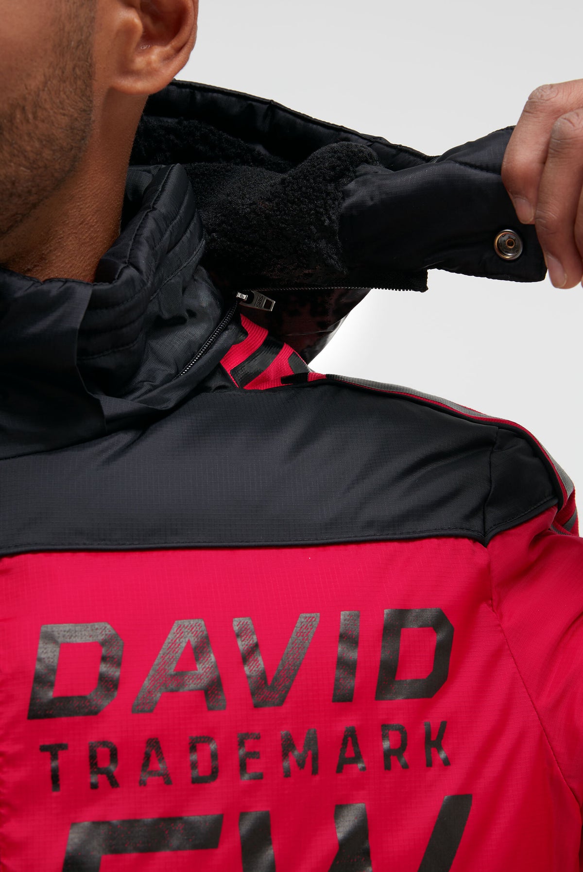 Steppjacke mit Colour-Blocking, Tapes, Artworks black