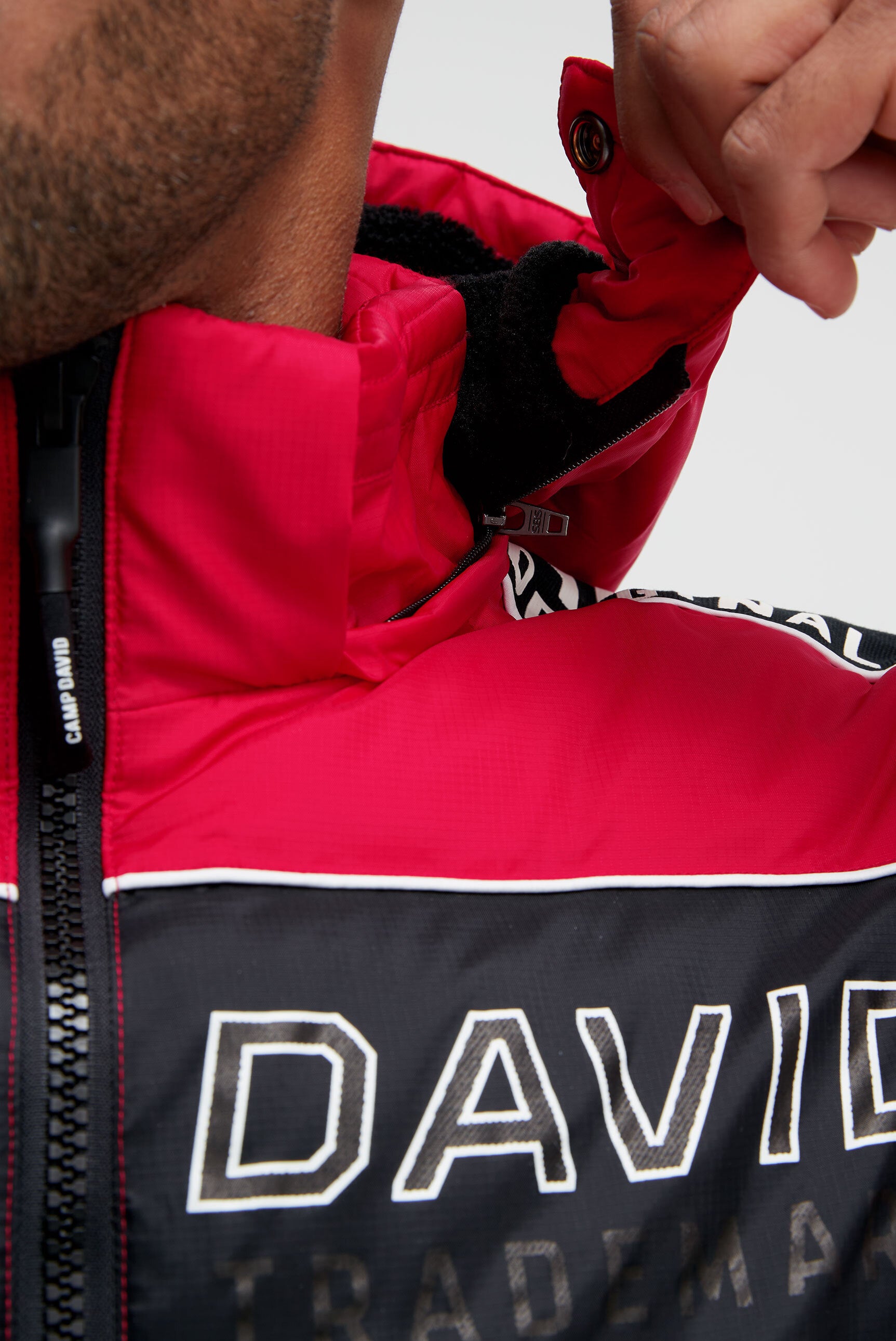 Pikowana kurtka z colour-blocking, taśmami i nadrukami - 8