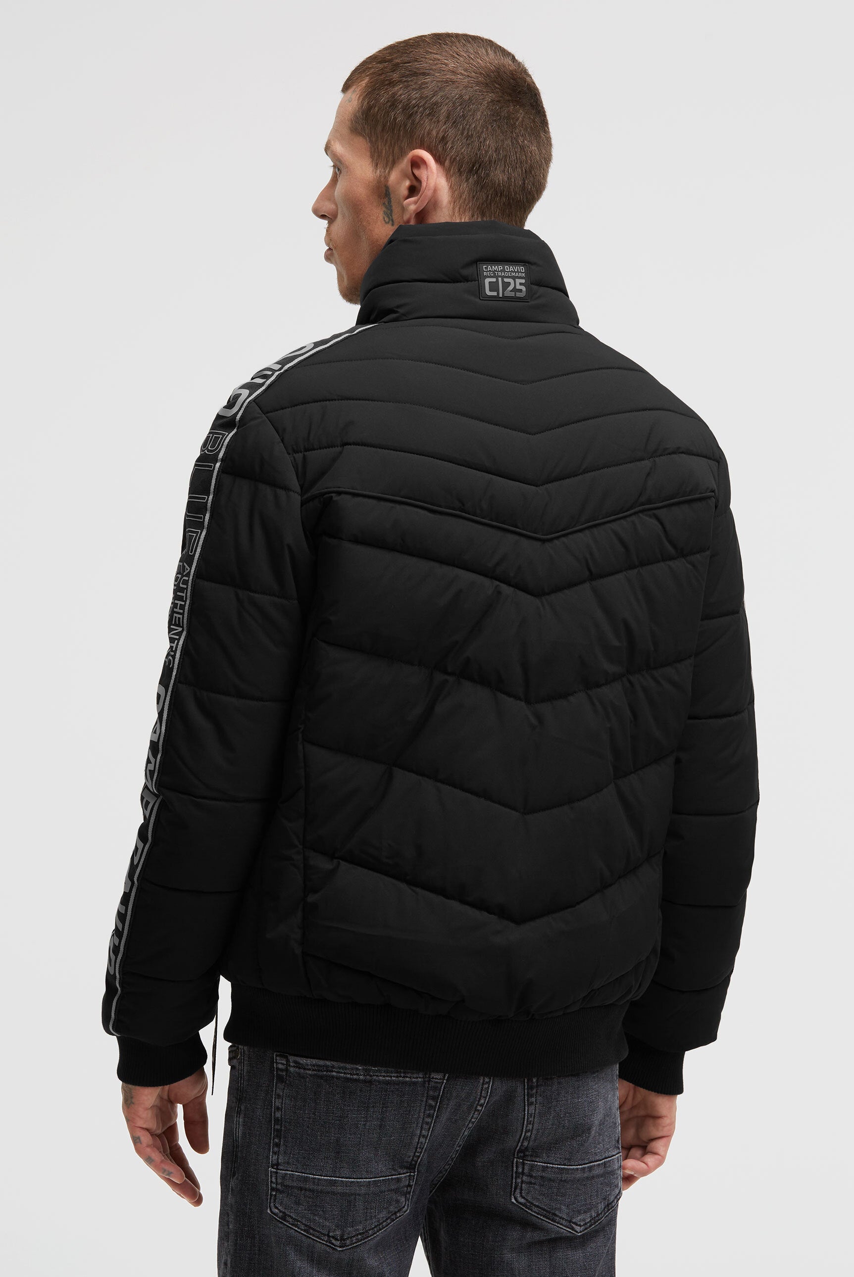 Pikowany bluzon z podwójnym kołnierzem i taśmami z logo - 5