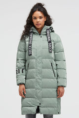 Błyszcząca pikowana parka z wzorami z logo