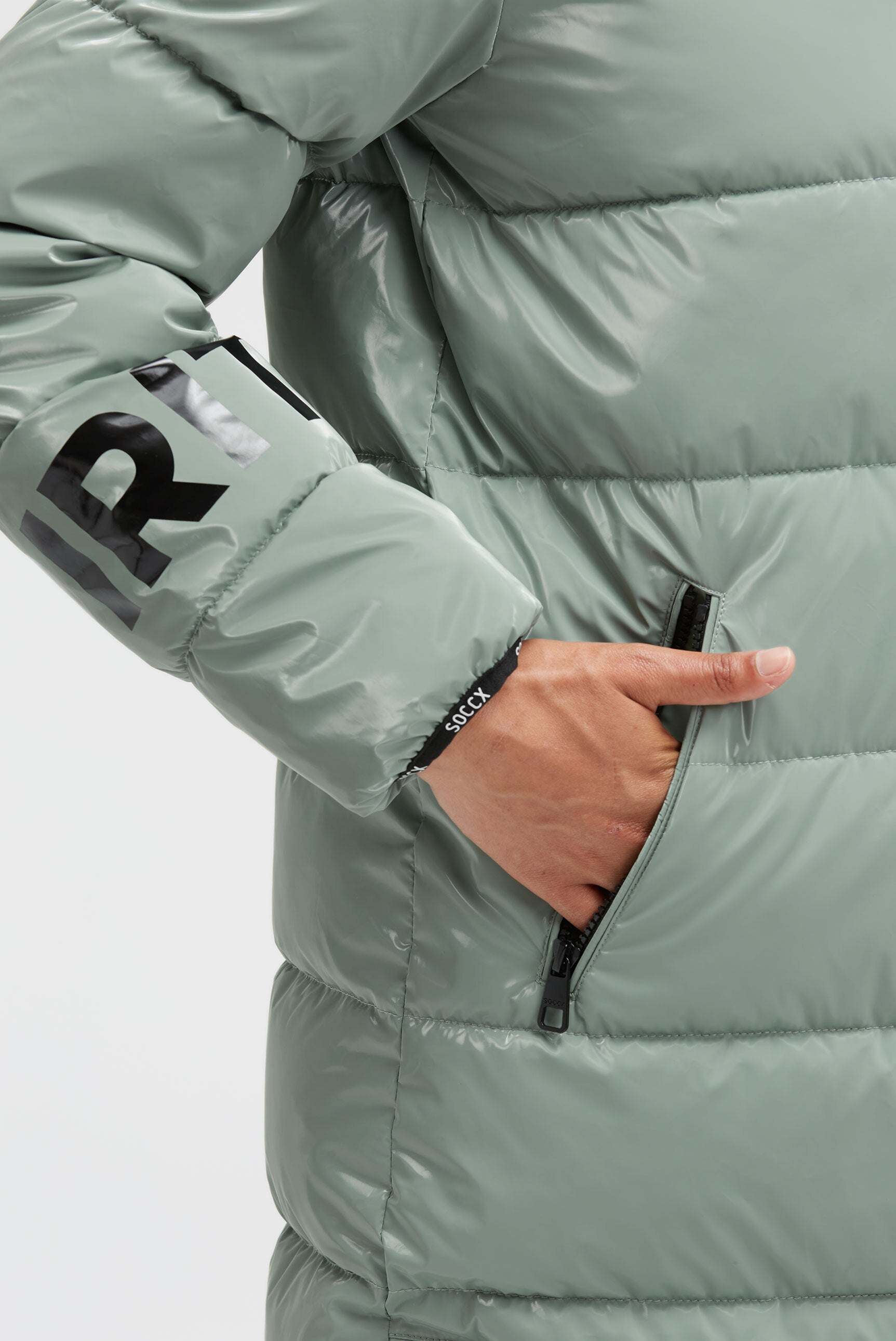 Błyszcząca pikowana parka z wzorami z logo - 6