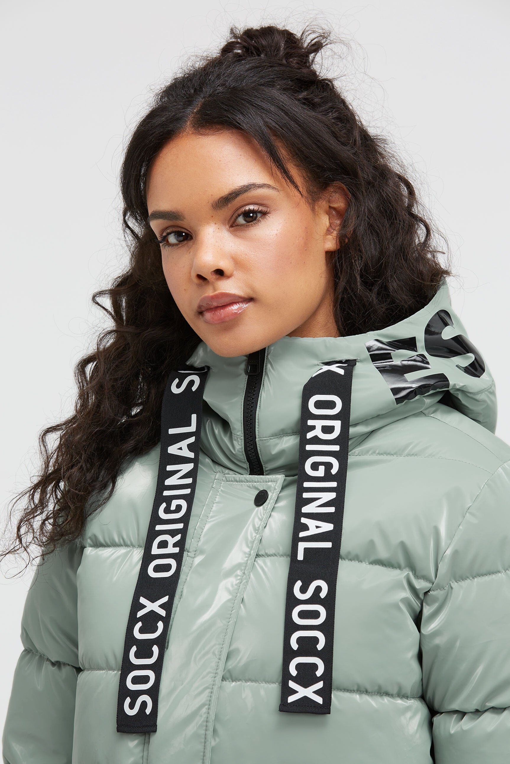 Błyszcząca pikowana parka z wzorami z logo - 4