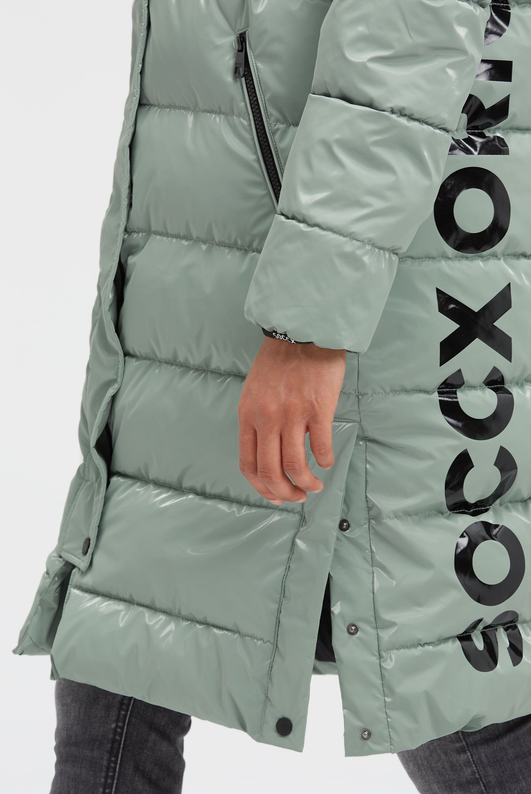 Błyszcząca pikowana parka z wzorami z logo - 7