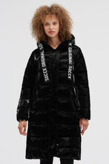 Błyszcząca pikowana parka z wzorami z logo