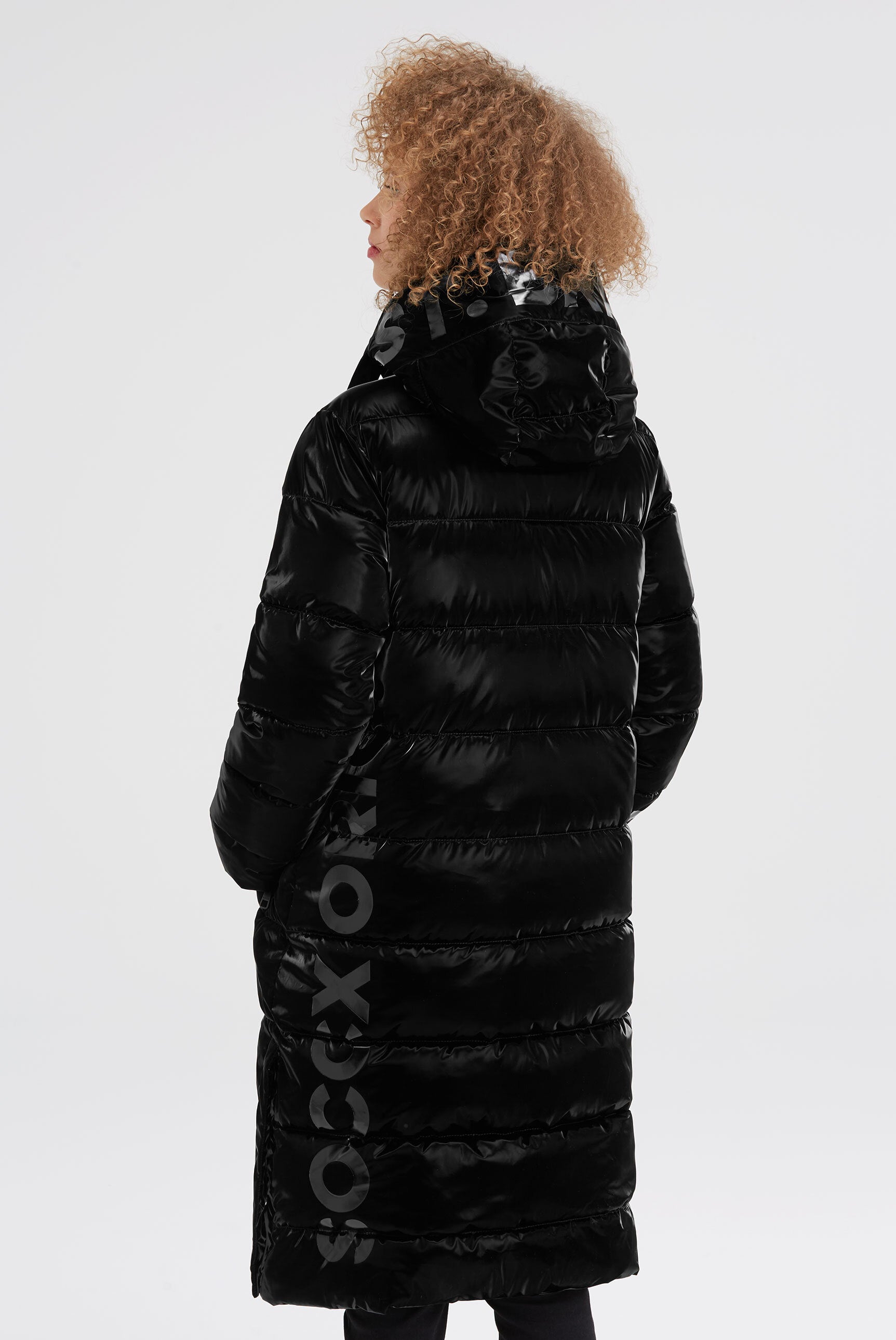 Błyszcząca pikowana parka z wzorami z logo - 5