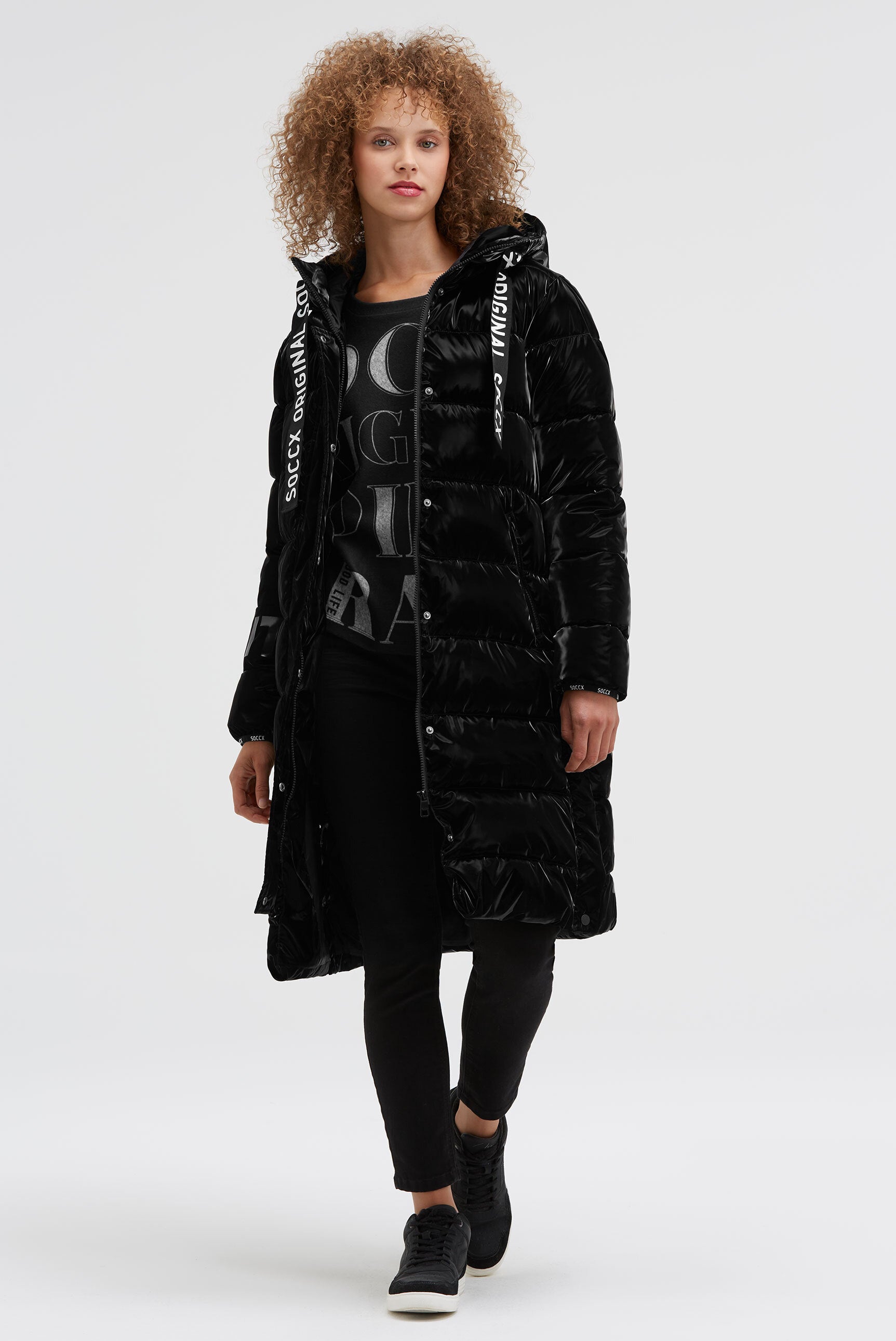 Błyszcząca pikowana parka z wzorami z logo - 3