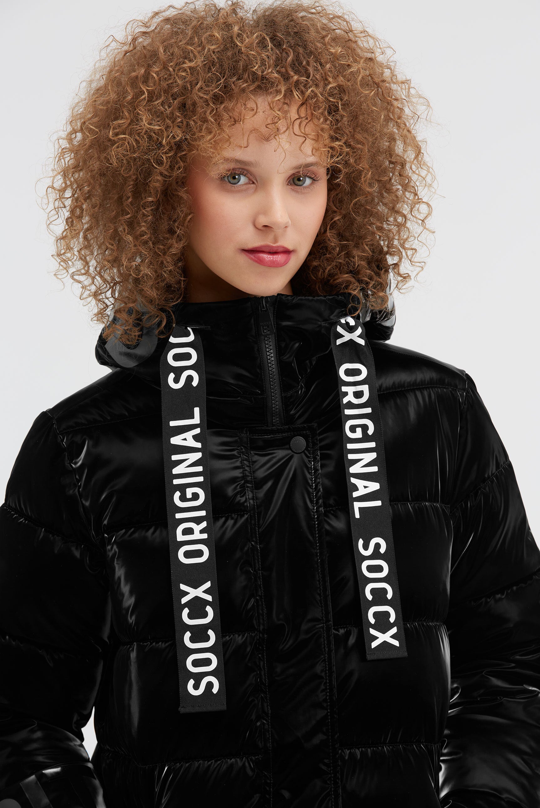 Błyszcząca pikowana parka z wzorami z logo - 4