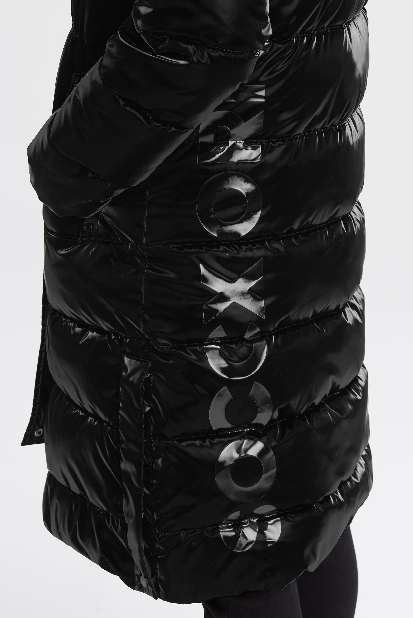 Błyszcząca pikowana parka z wzorami z logo - 7