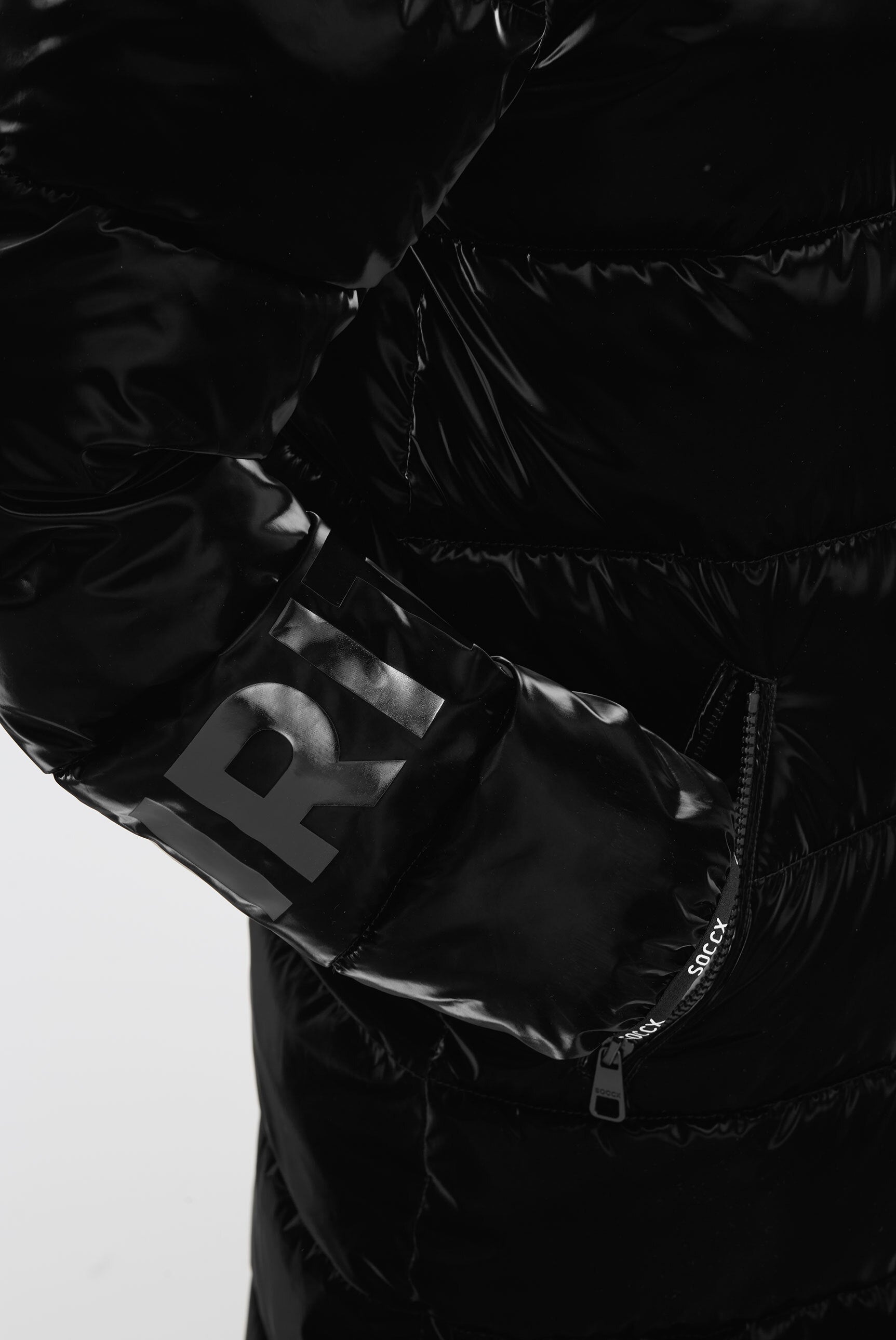 Błyszcząca pikowana parka z wzorami z logo - 6