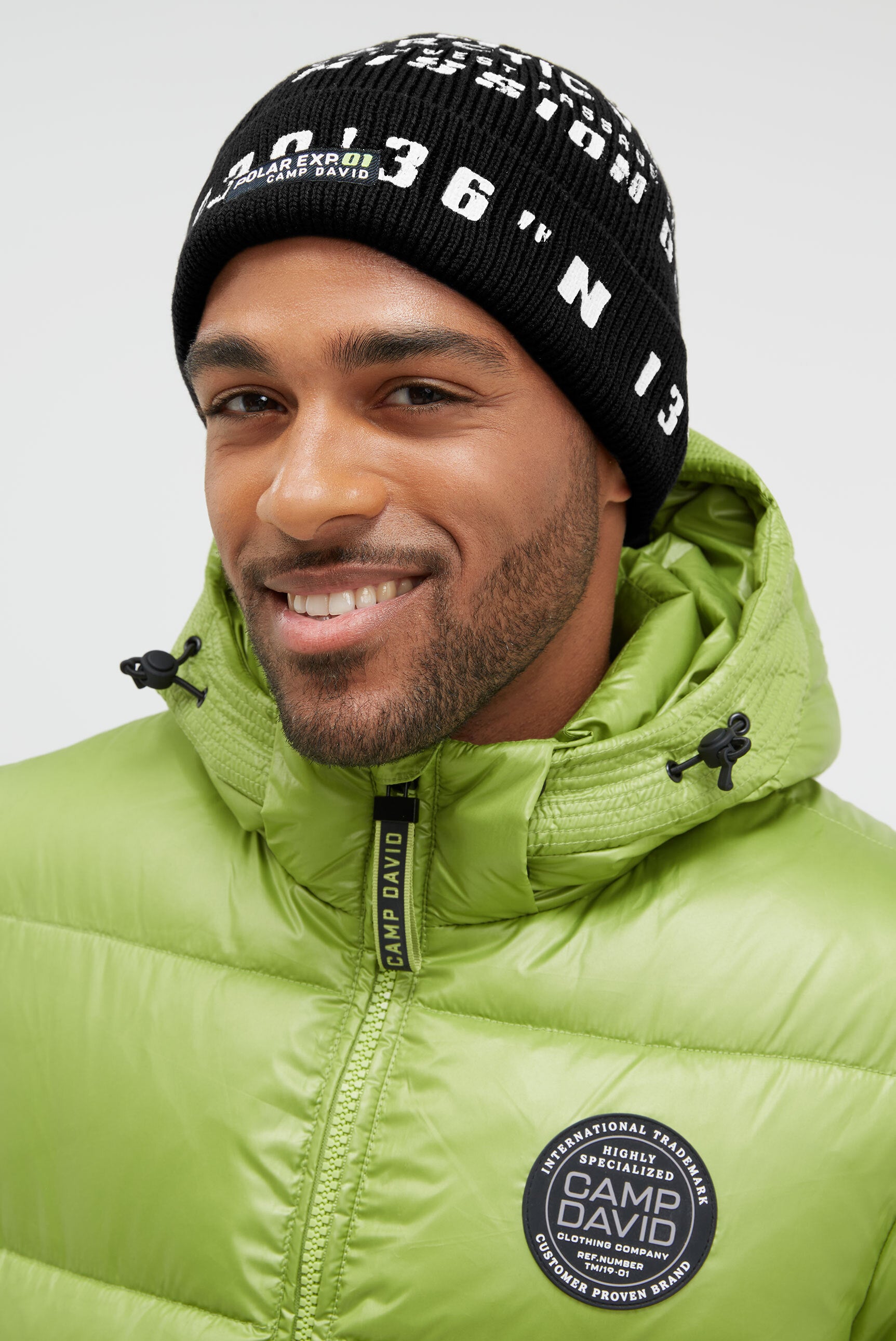 Czapka w prążkowanym splocie z nadrukiem logo i naszywką - 2