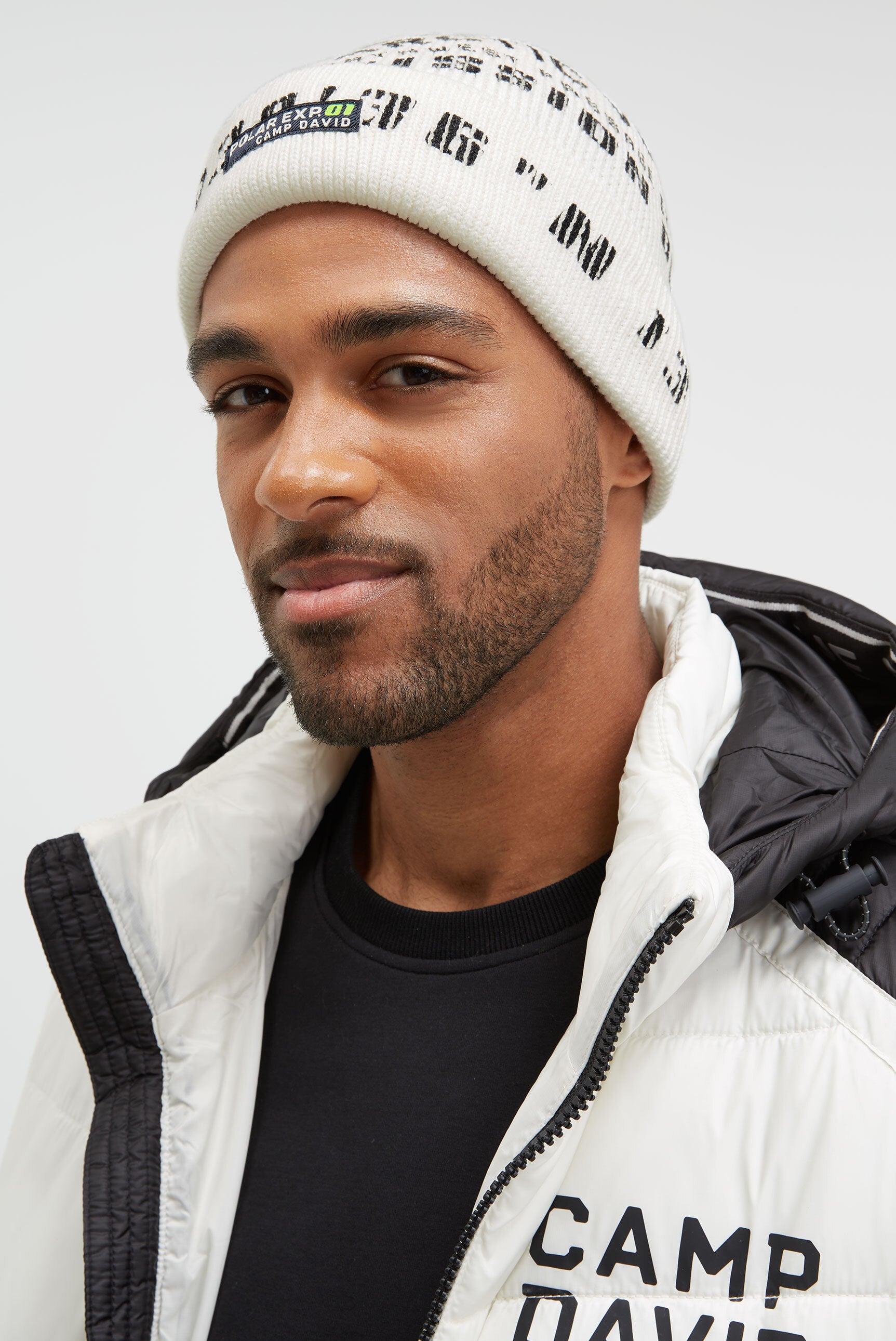 Czapka w prążkowanym splocie z nadrukiem logo i naszywką - 2