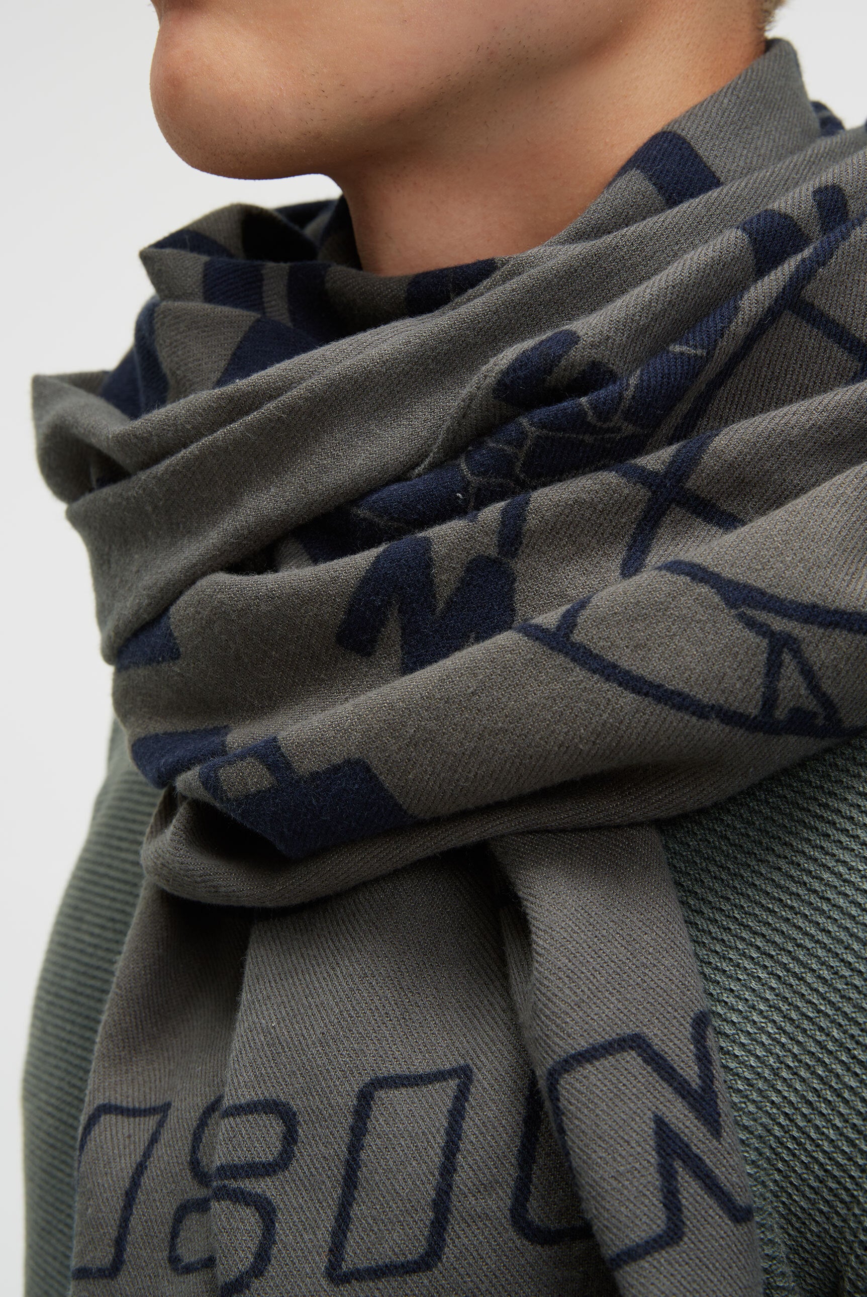 Webschal mit Logo Print und Fransen - 3