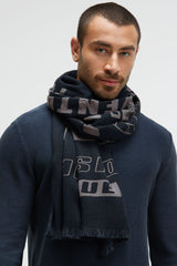 Tkany szal z nadrukiem logo i frędzlami