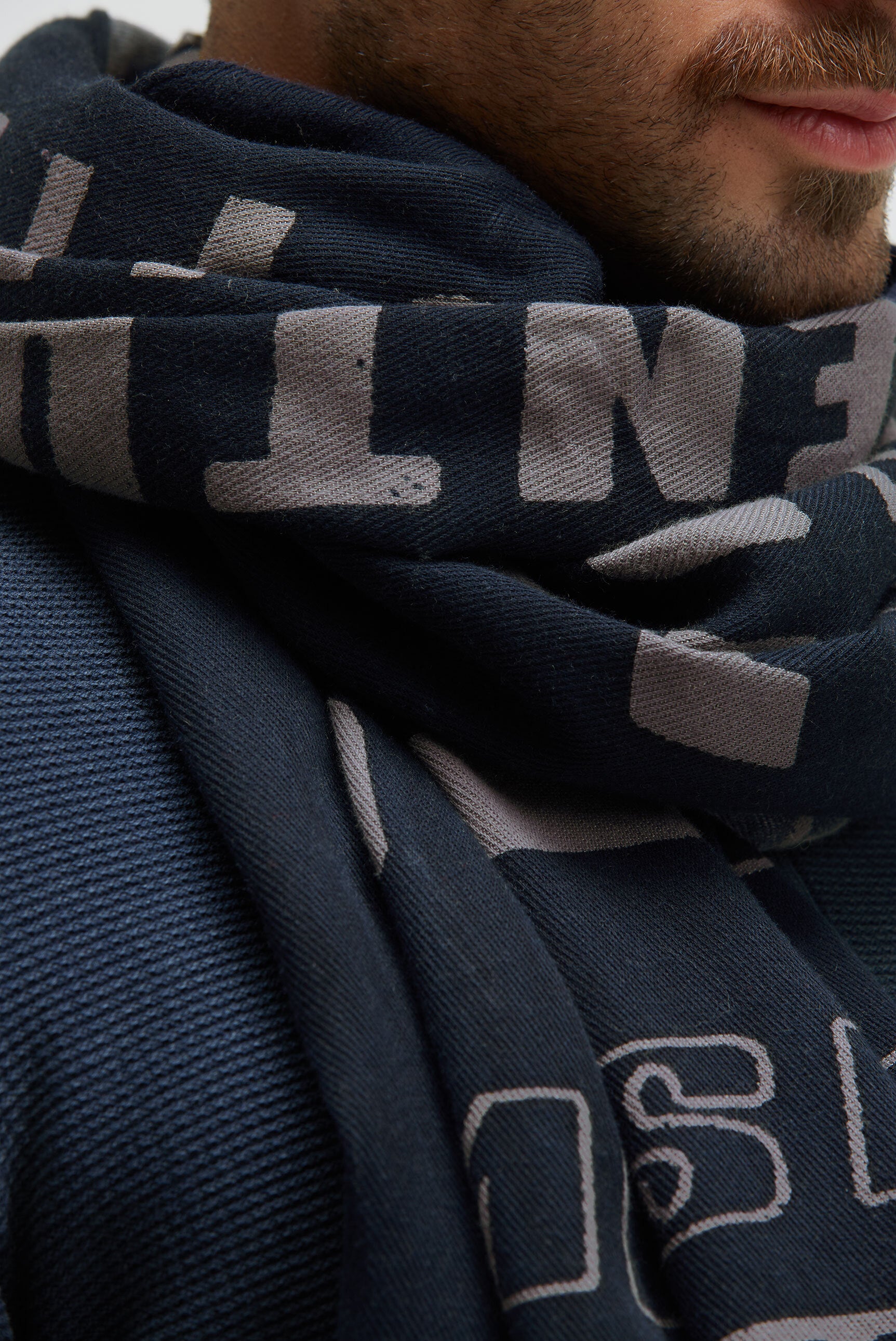 Tkany szal z nadrukiem logo i frędzlami - 3