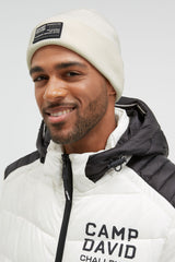 Czapka w prążkowanym splocie z naszywką z logo