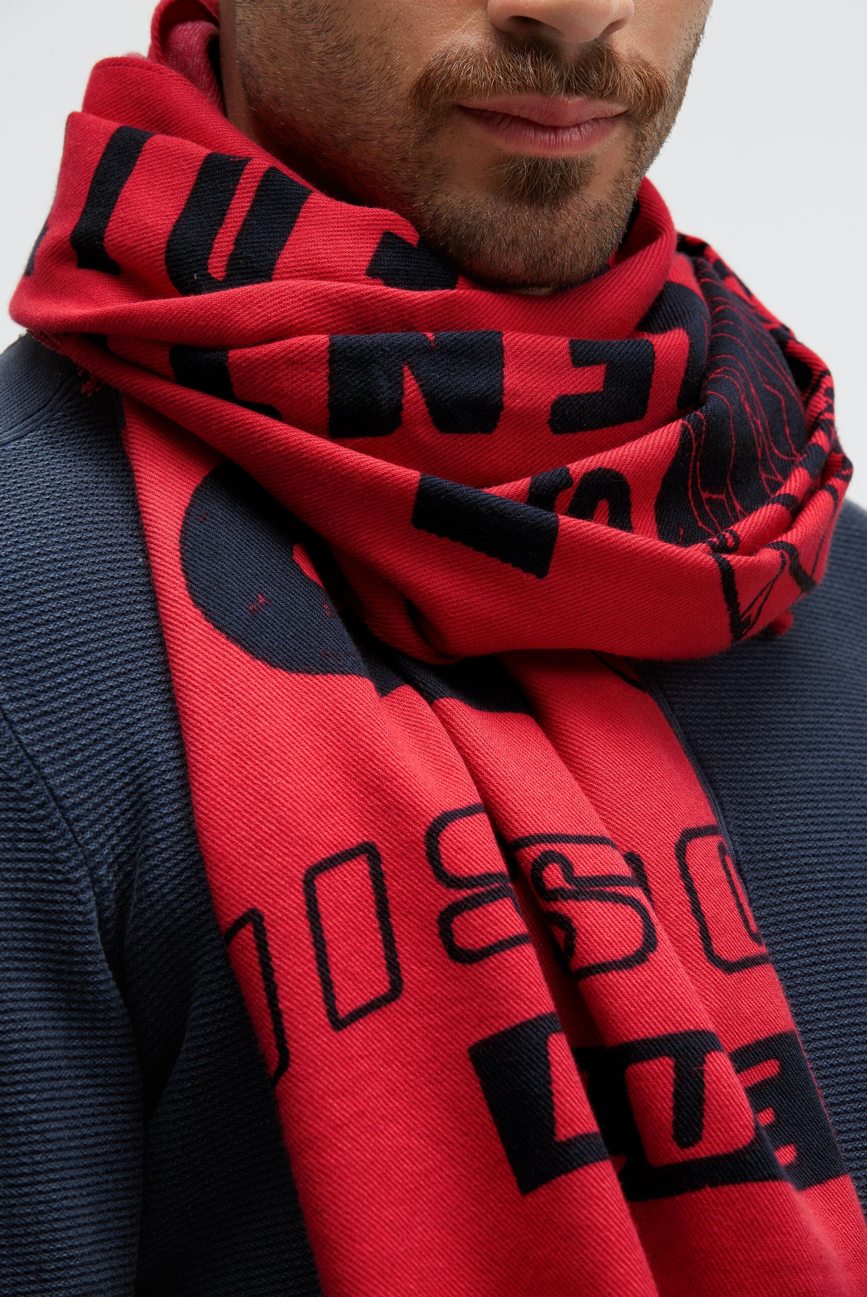 Tkany szal z nadrukiem logo i frędzlami - 3