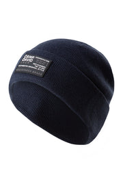 Czapka w prążkowanym splocie z naszywką z logo