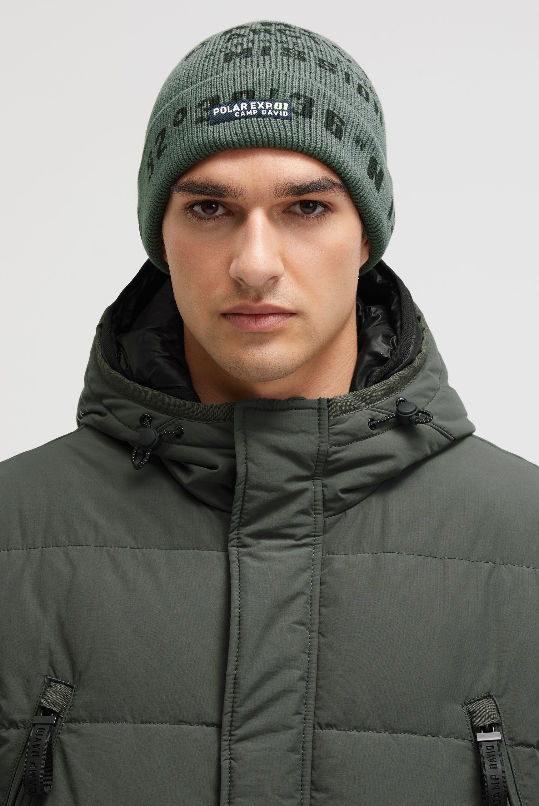 Czapka w prążkowanym splocie z nadrukiem logo i naszywką