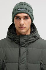 Czapka w prążkowanym splocie z nadrukiem logo i naszywką