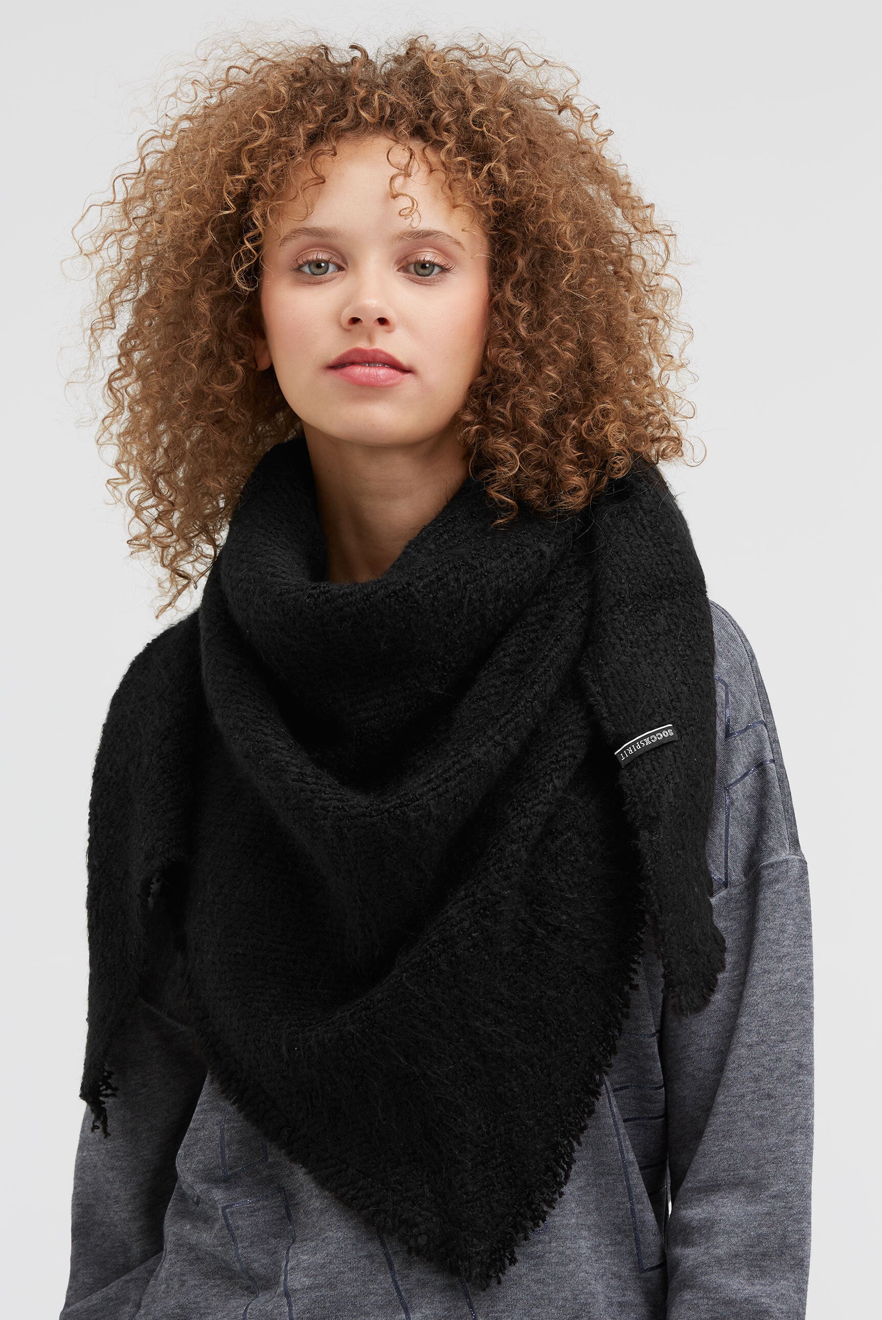 Szalik trójkątny z przędzy bouclé