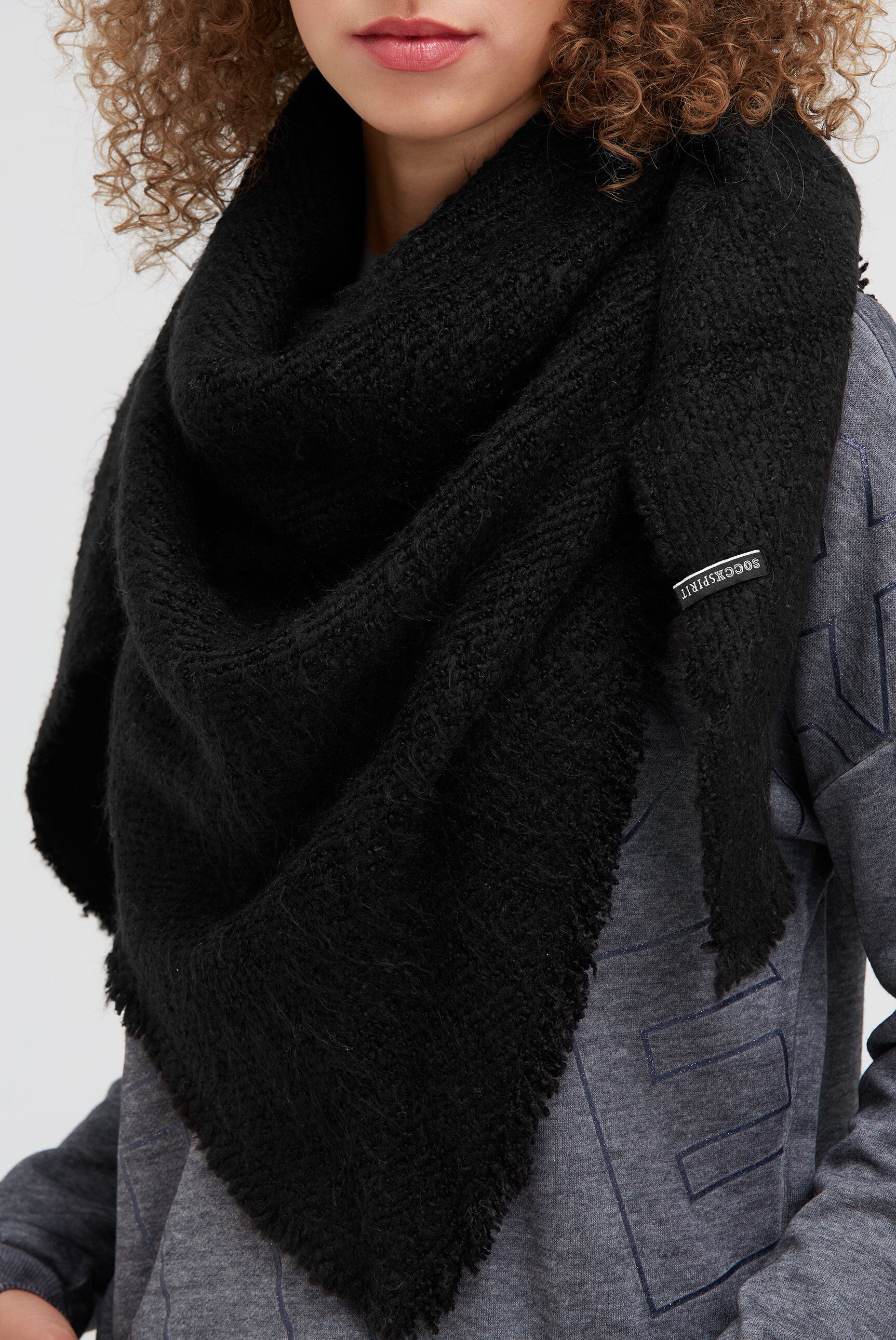 Szalik trójkątny z przędzy bouclé - 3